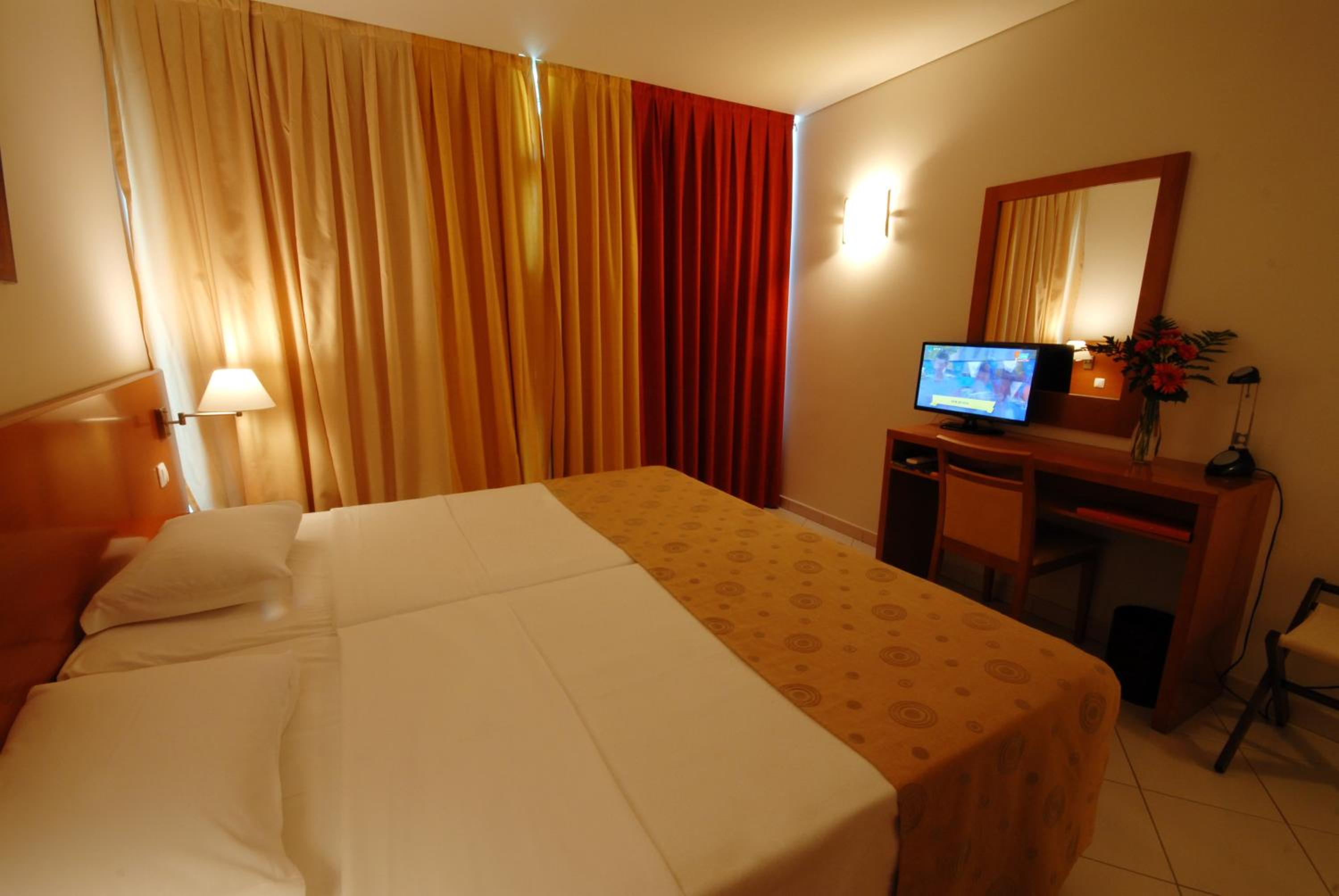Standard Double or Twin Room - Photo 10