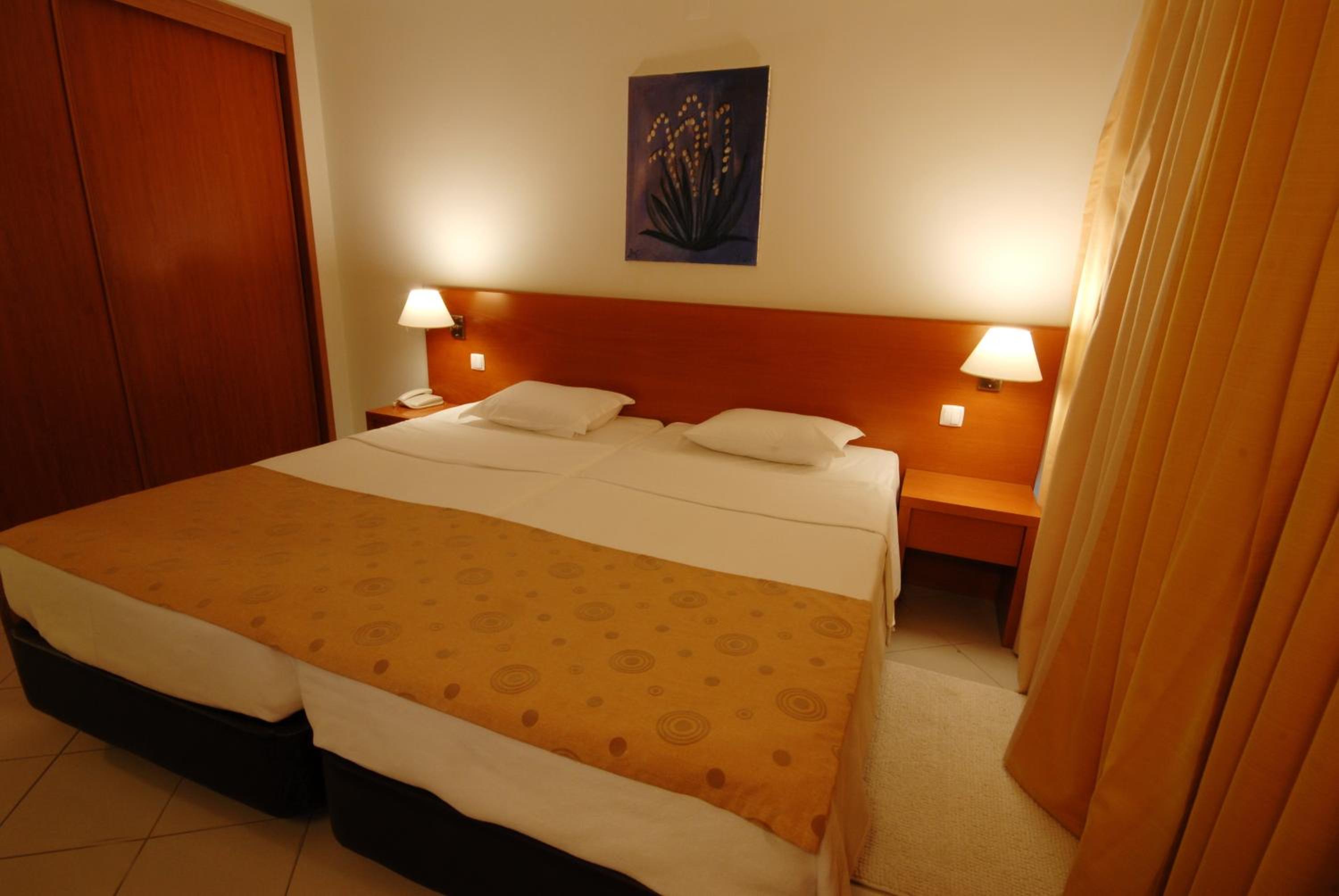 Standard Double or Twin Room - Photo 2