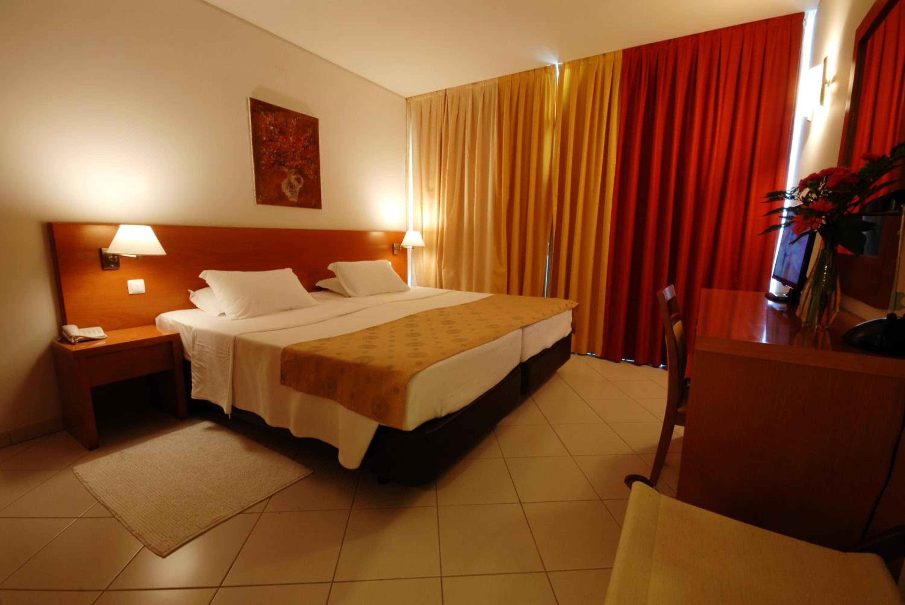 Standard Double or Twin Room - Photo 12