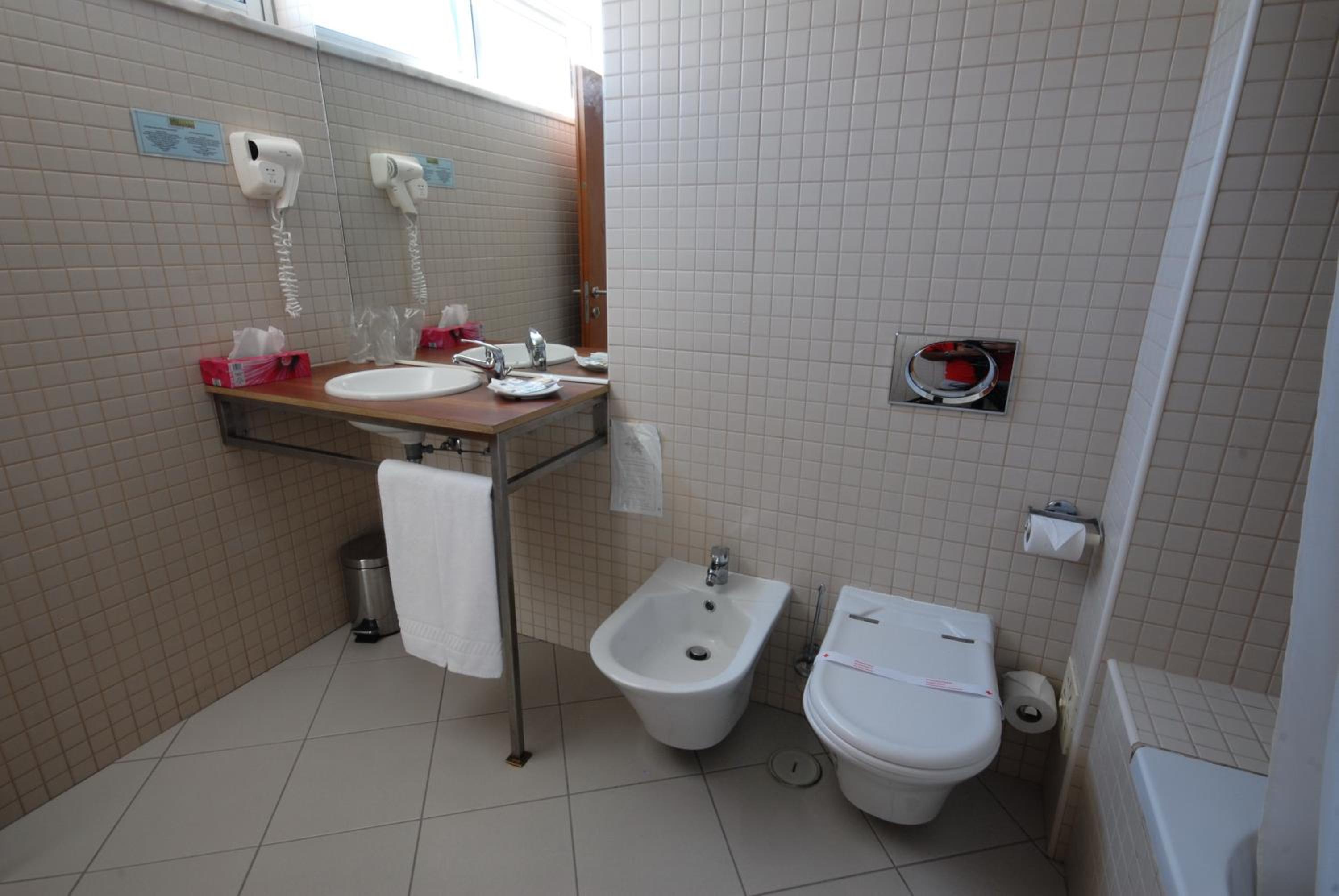 Standard Double or Twin Room - Photo 25