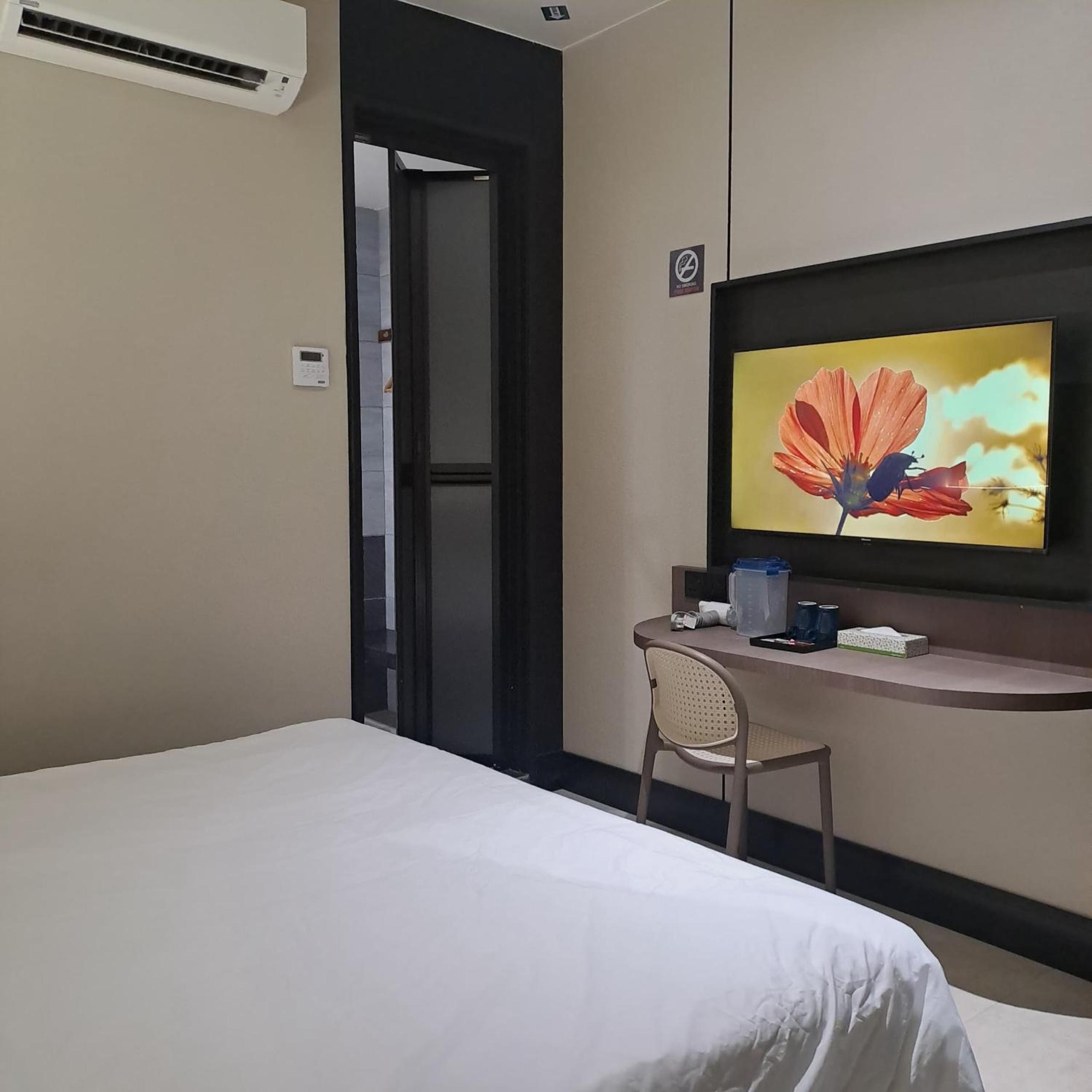 Deluxe King Room - Photo 3