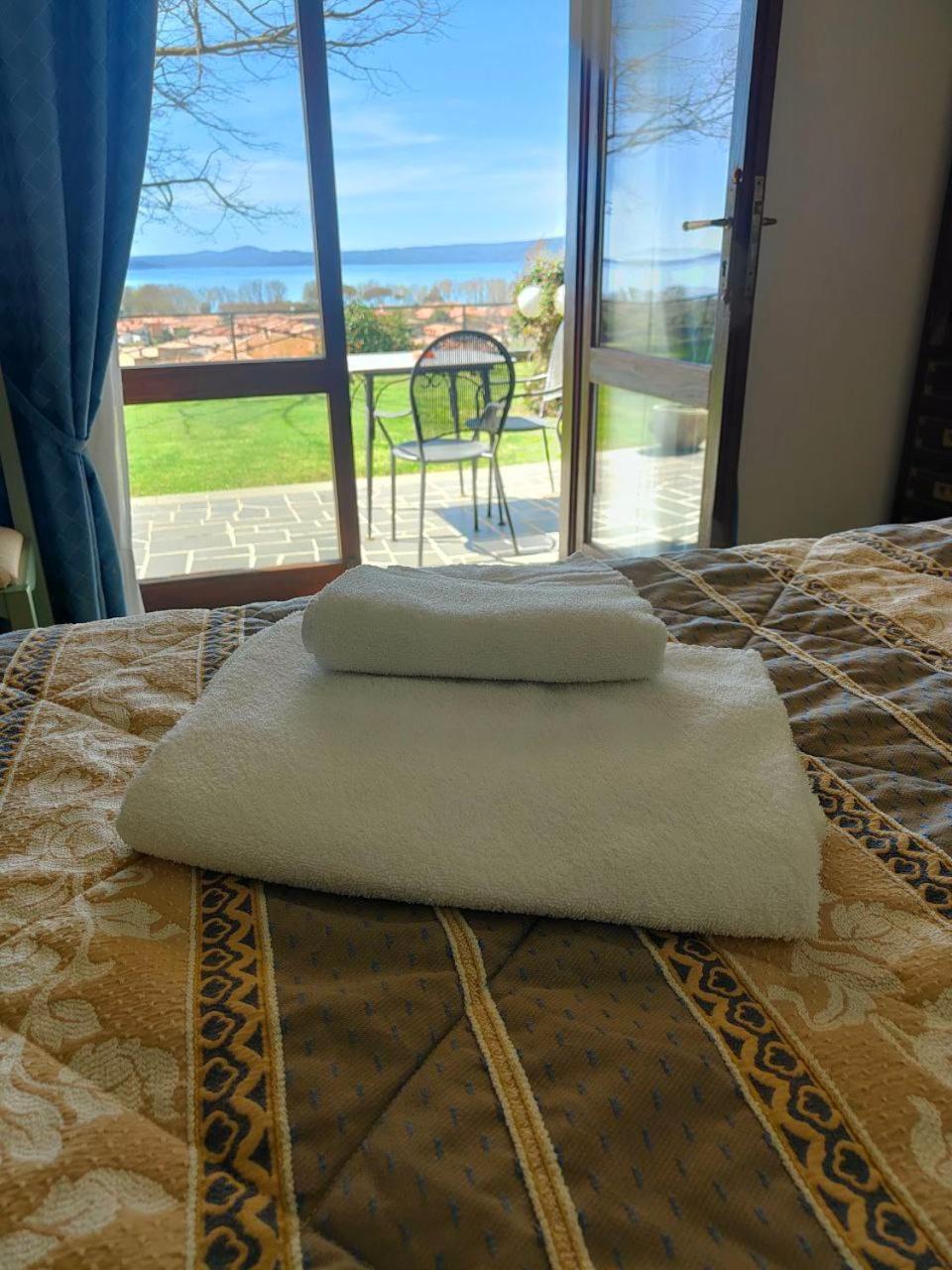 Double Room with Lake View - Photo 5