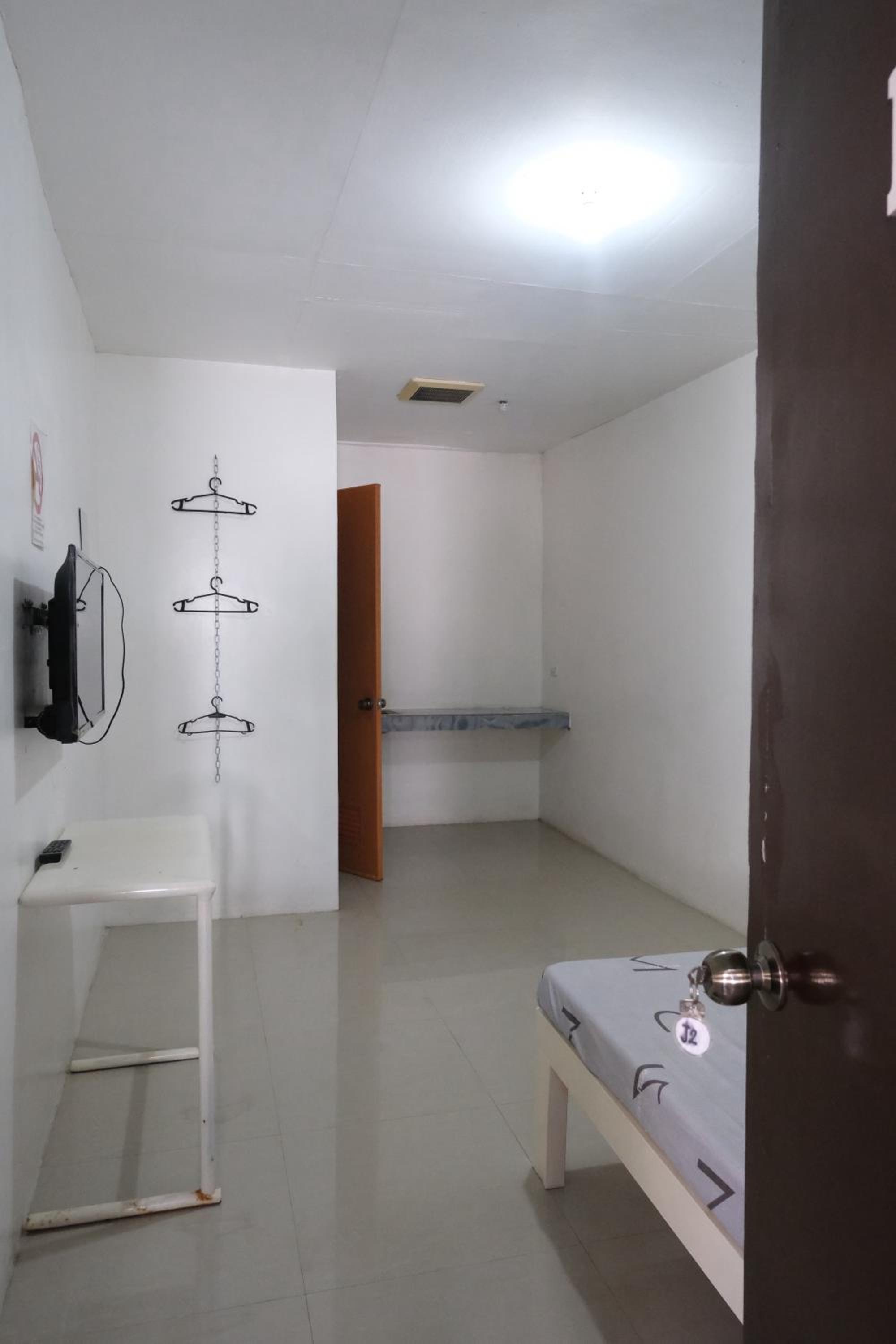 Economy Double Room - Photo 11