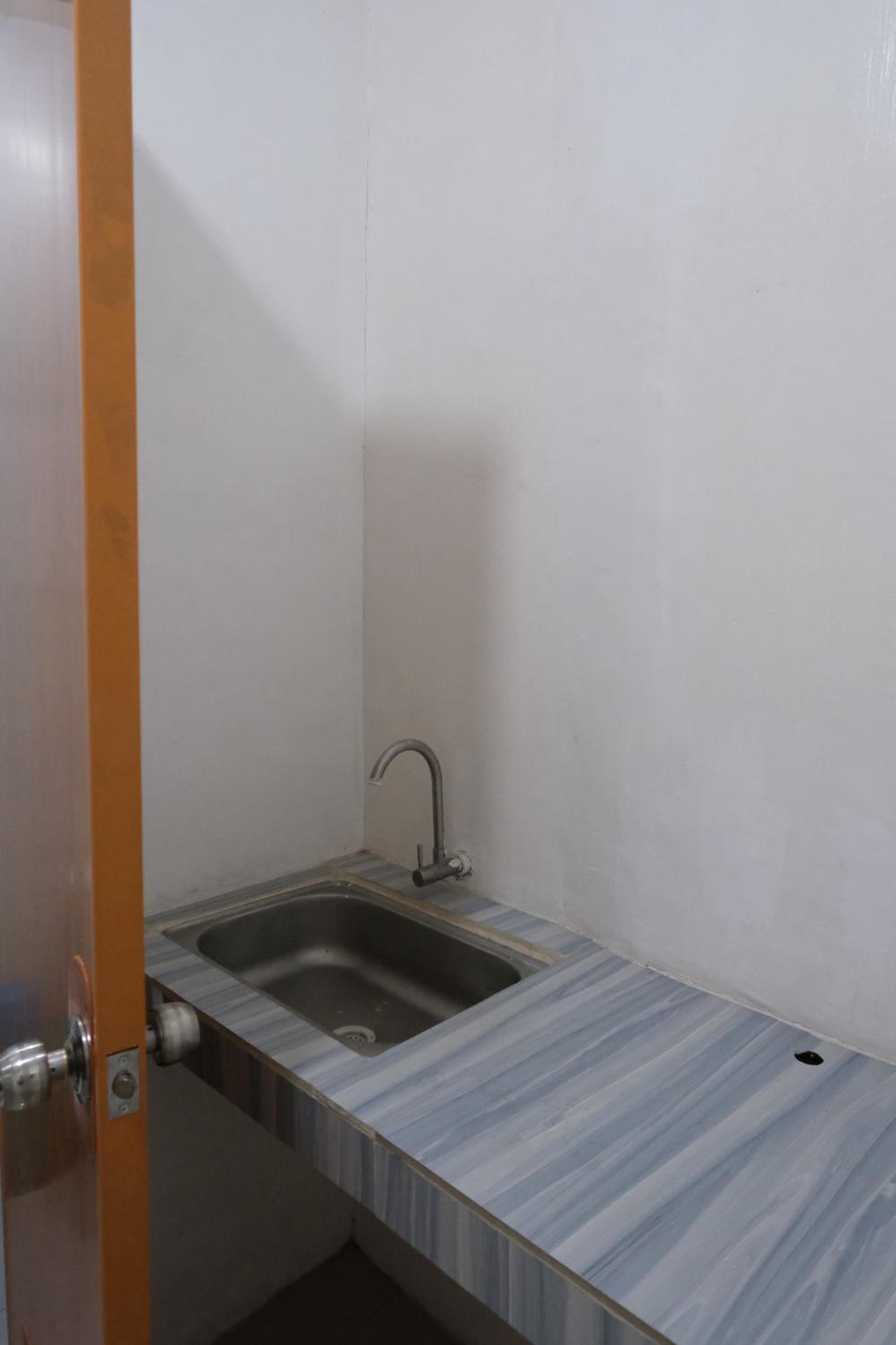 Economy Double Room - Photo 13