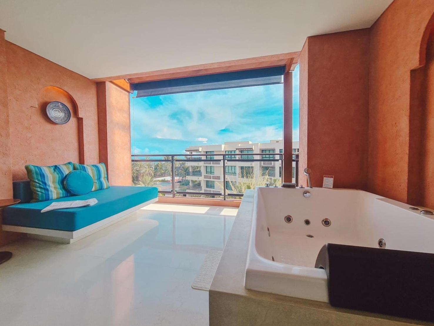 Junior Suite with Pool View - Photo 4