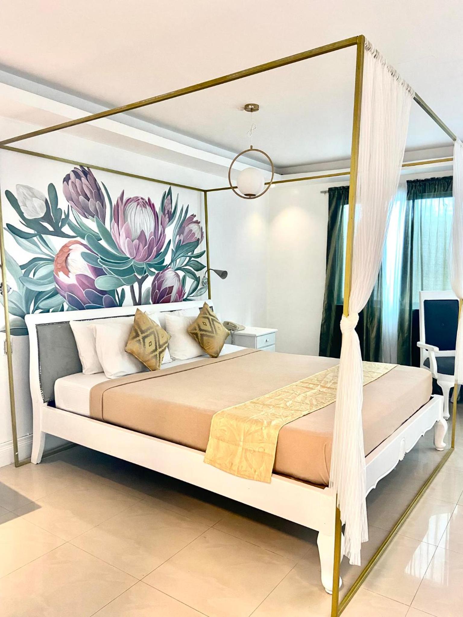 Premier Suite - Photo 12