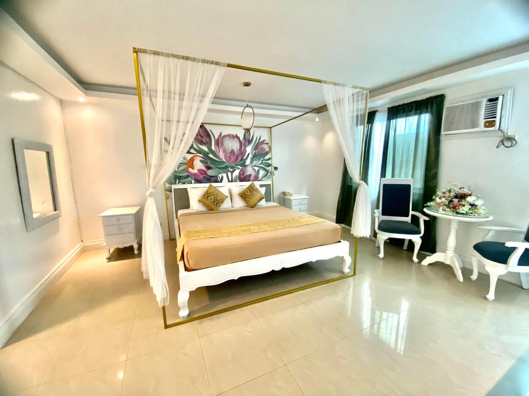 Premier Suite - Photo 13