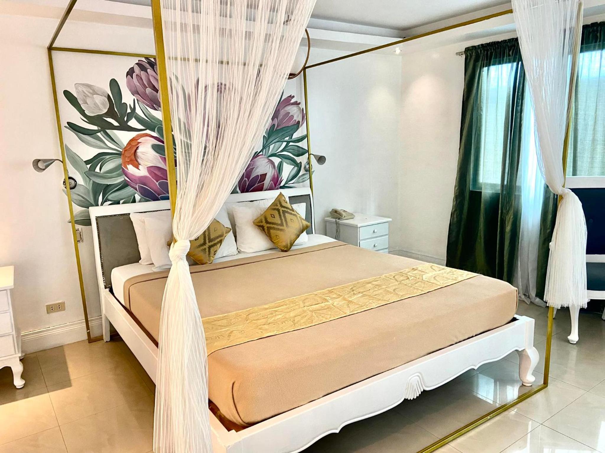 Premier Suite - Photo 14