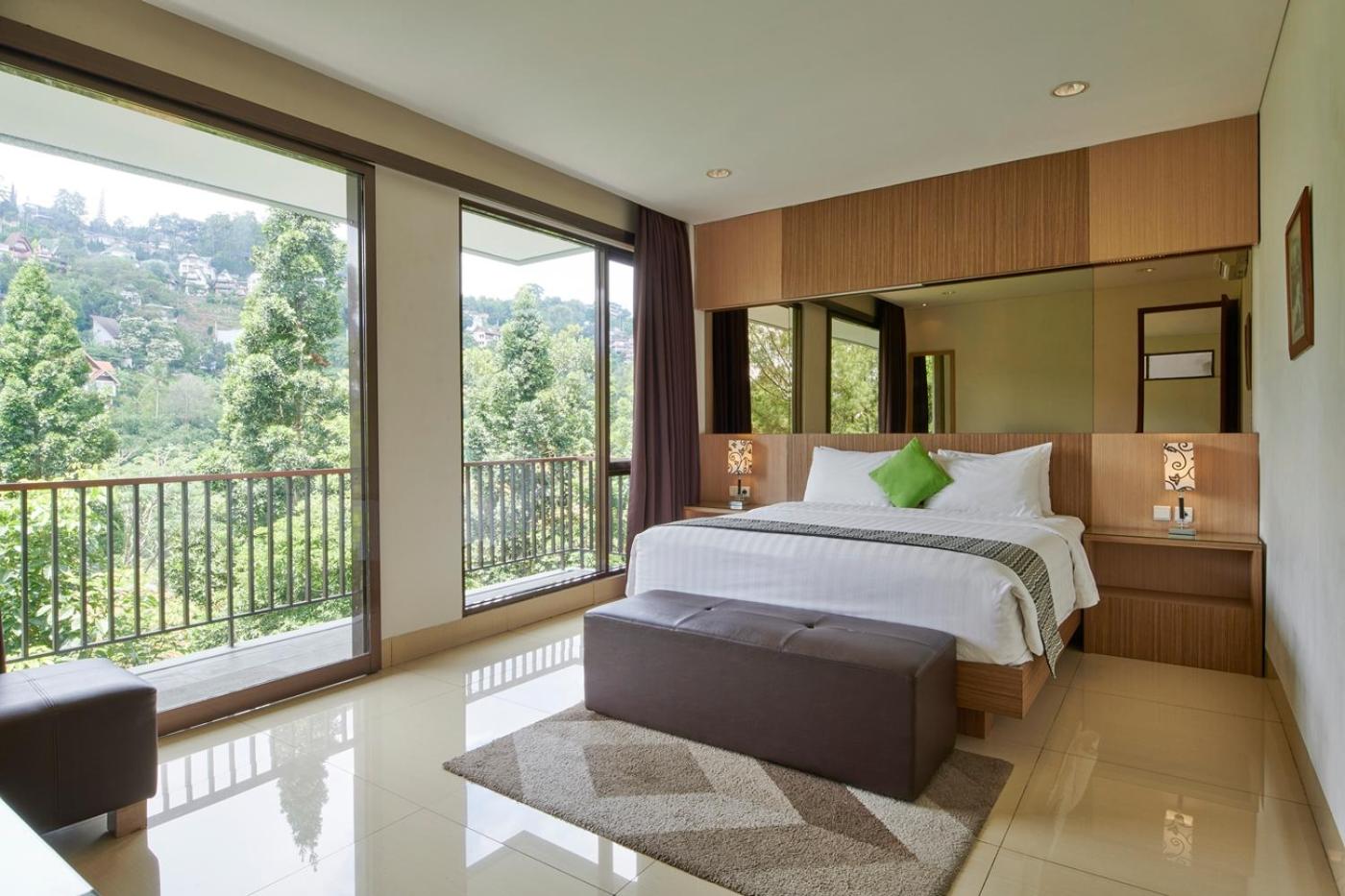Five-Bedroom Villa with Private Pool photo 1
