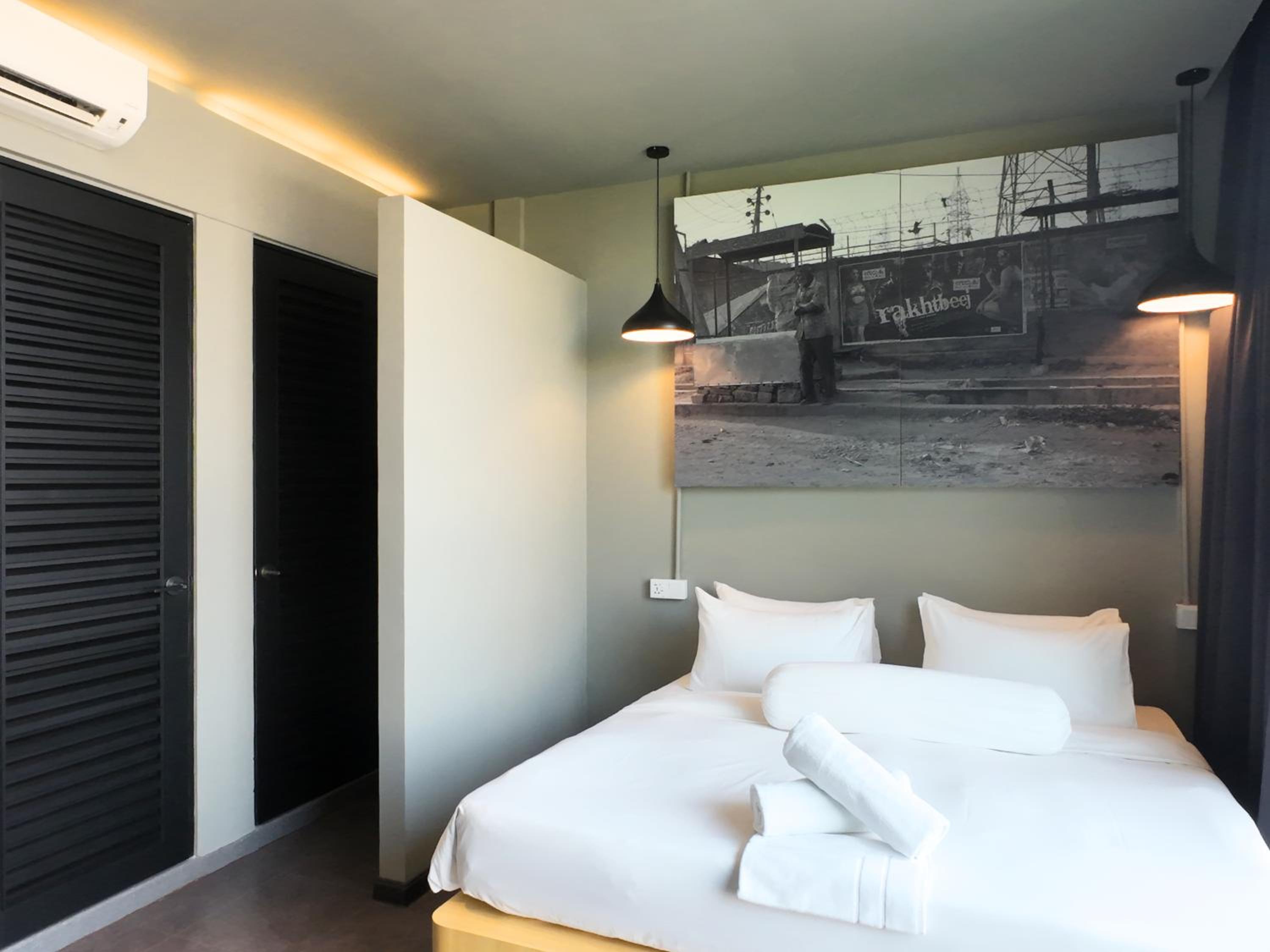 Deluxe King Room - Photo 5