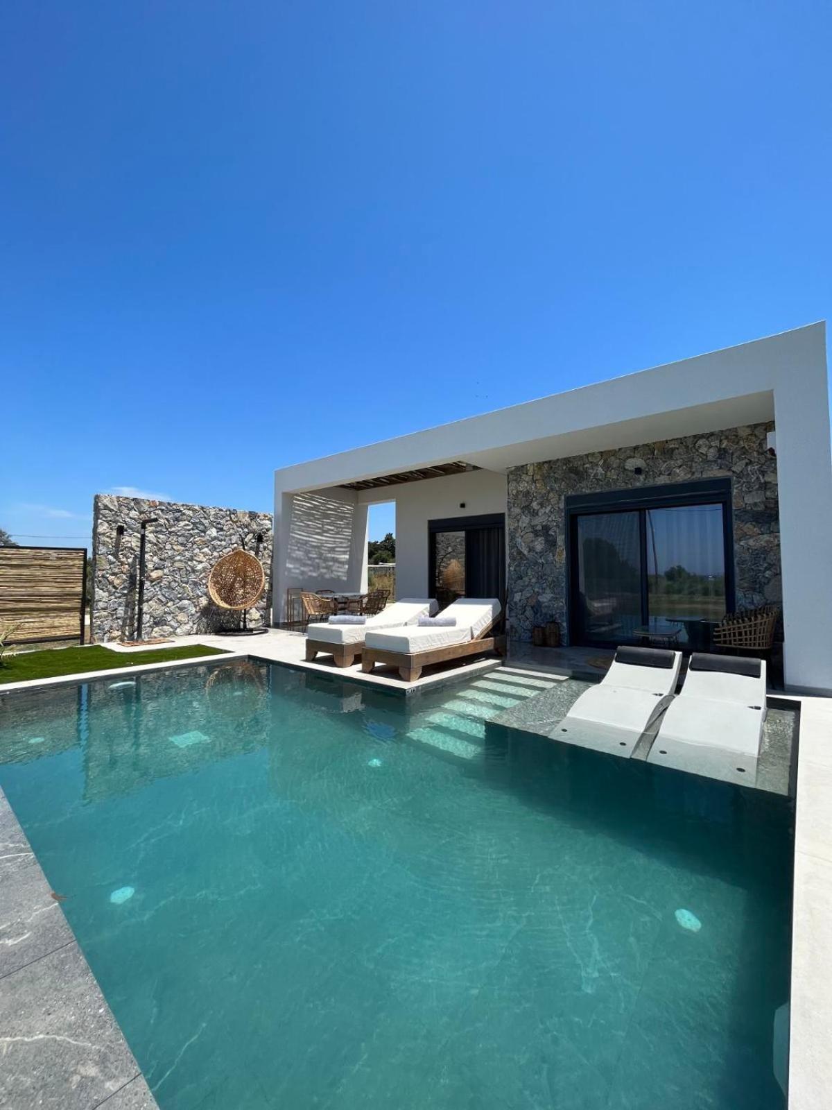 Deluxe Villa with Private Heated Pool and Jacuzzi photo 3