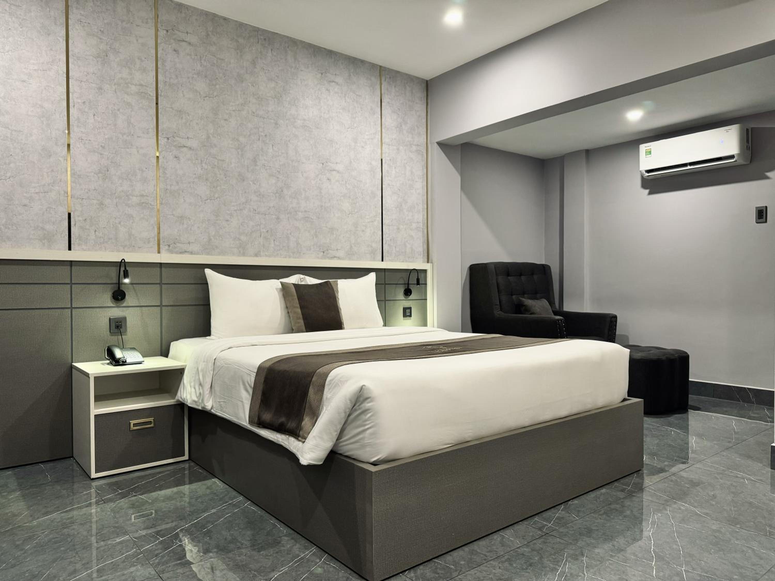 Deluxe Queen Room