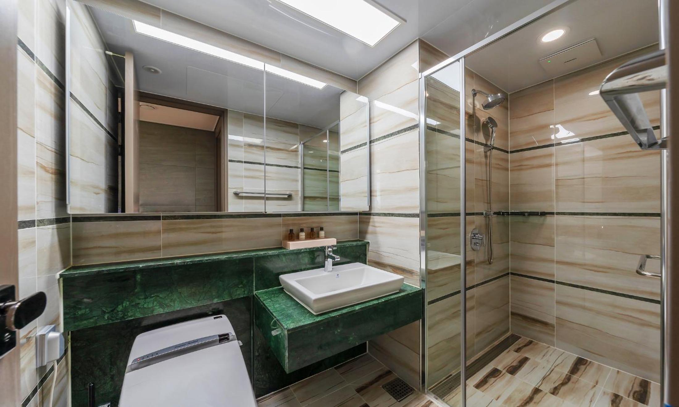 Superior Suite - Photo 13