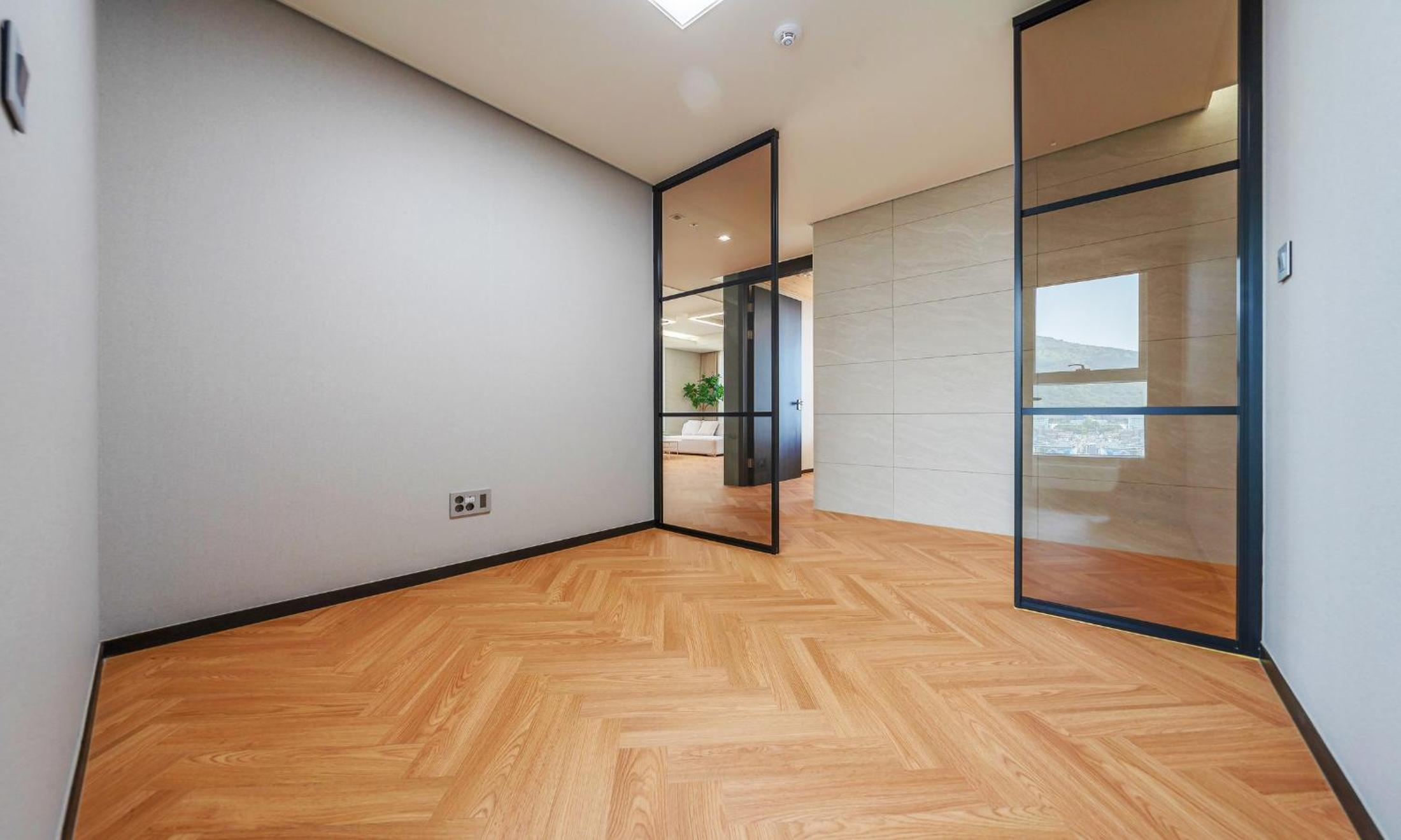 Executive Suite - Photo 9