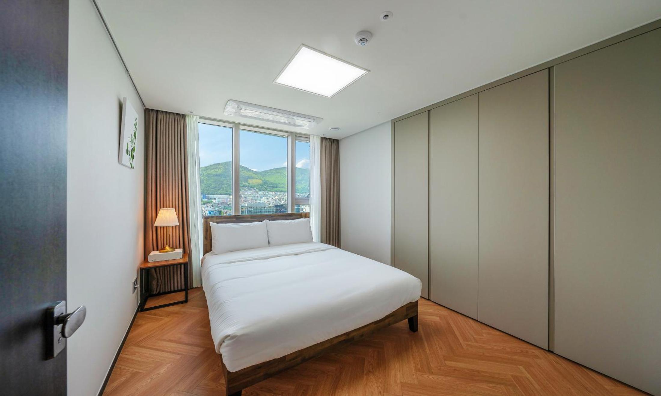 Executive Suite - Photo 2