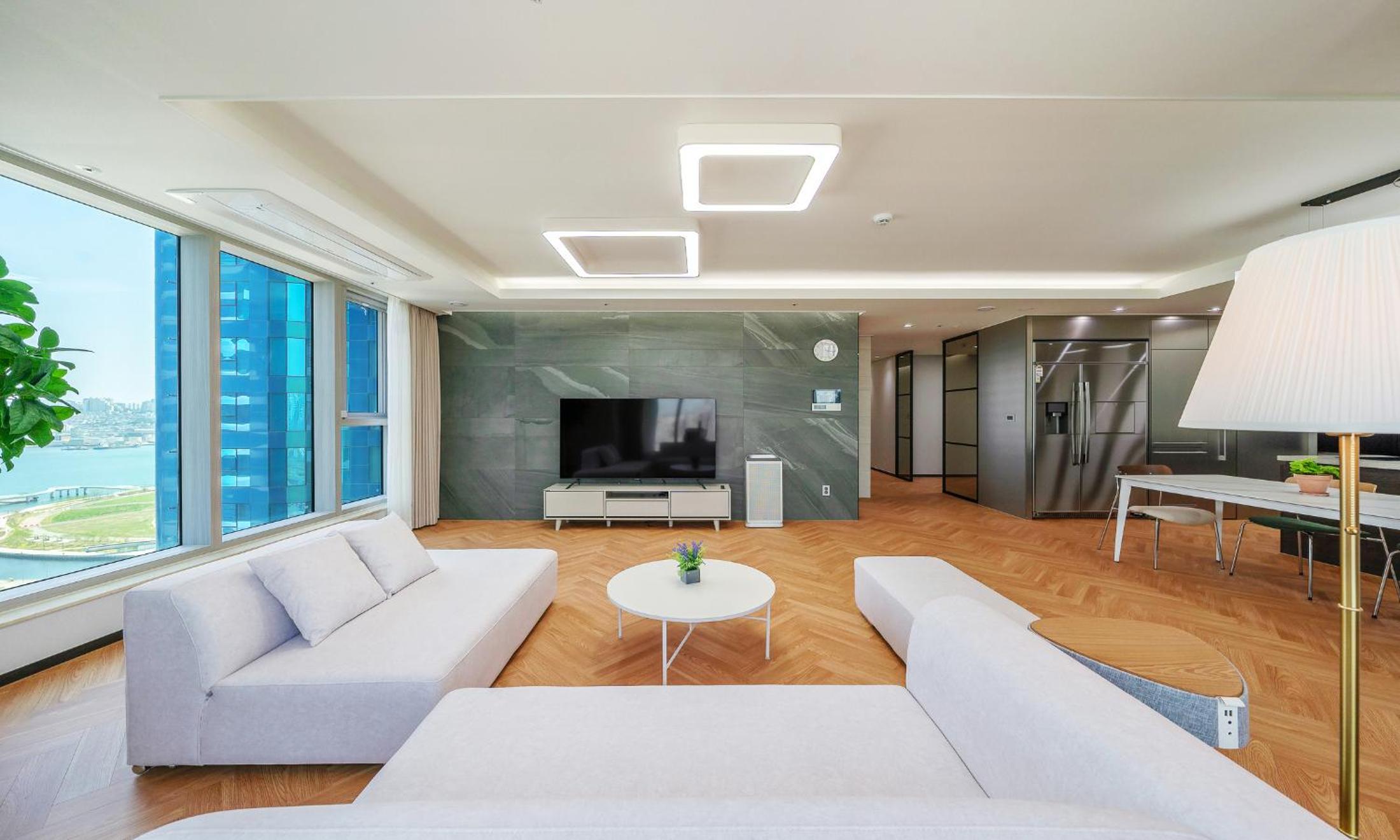 Executive Suite - Photo 6