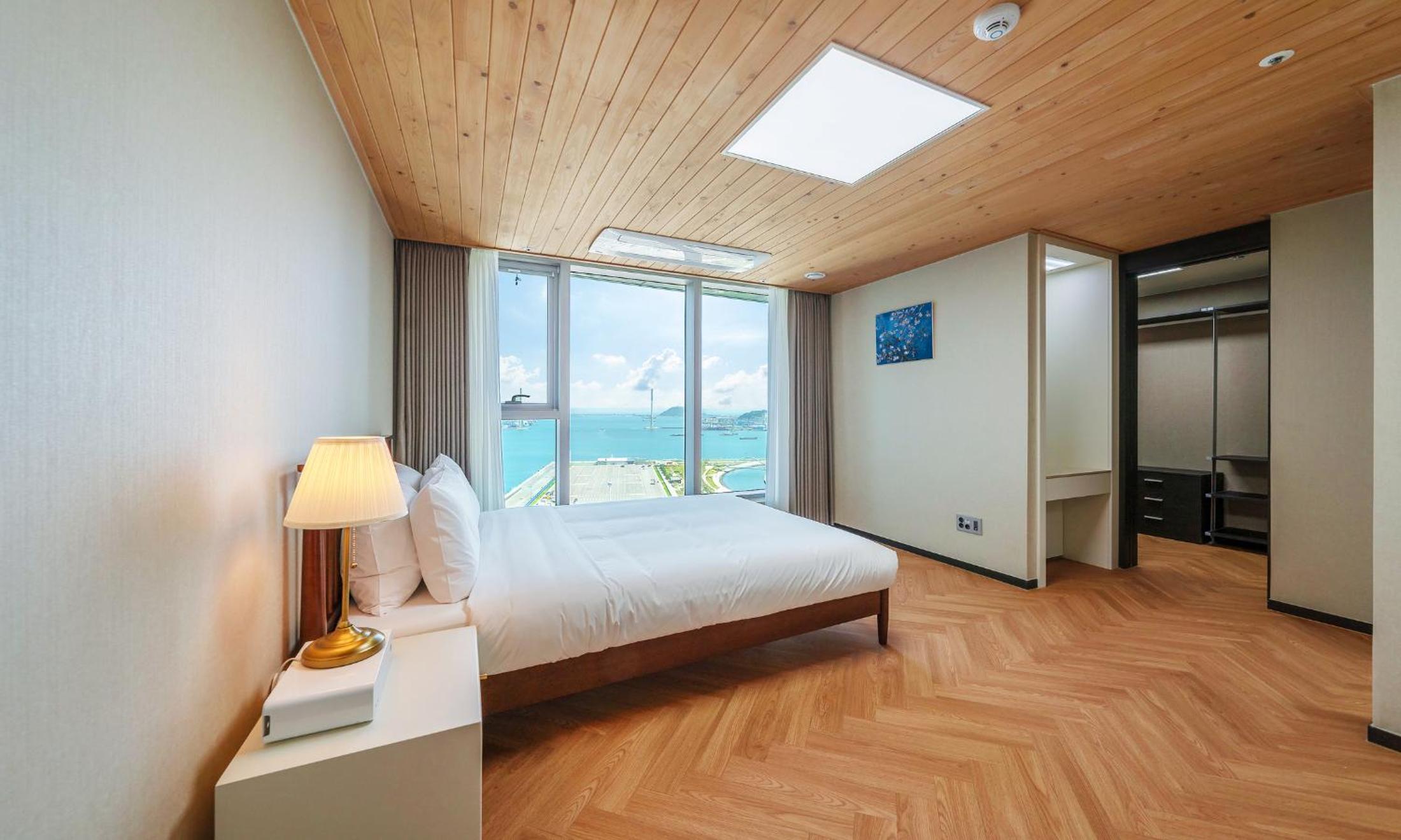 Executive Suite - Photo 13