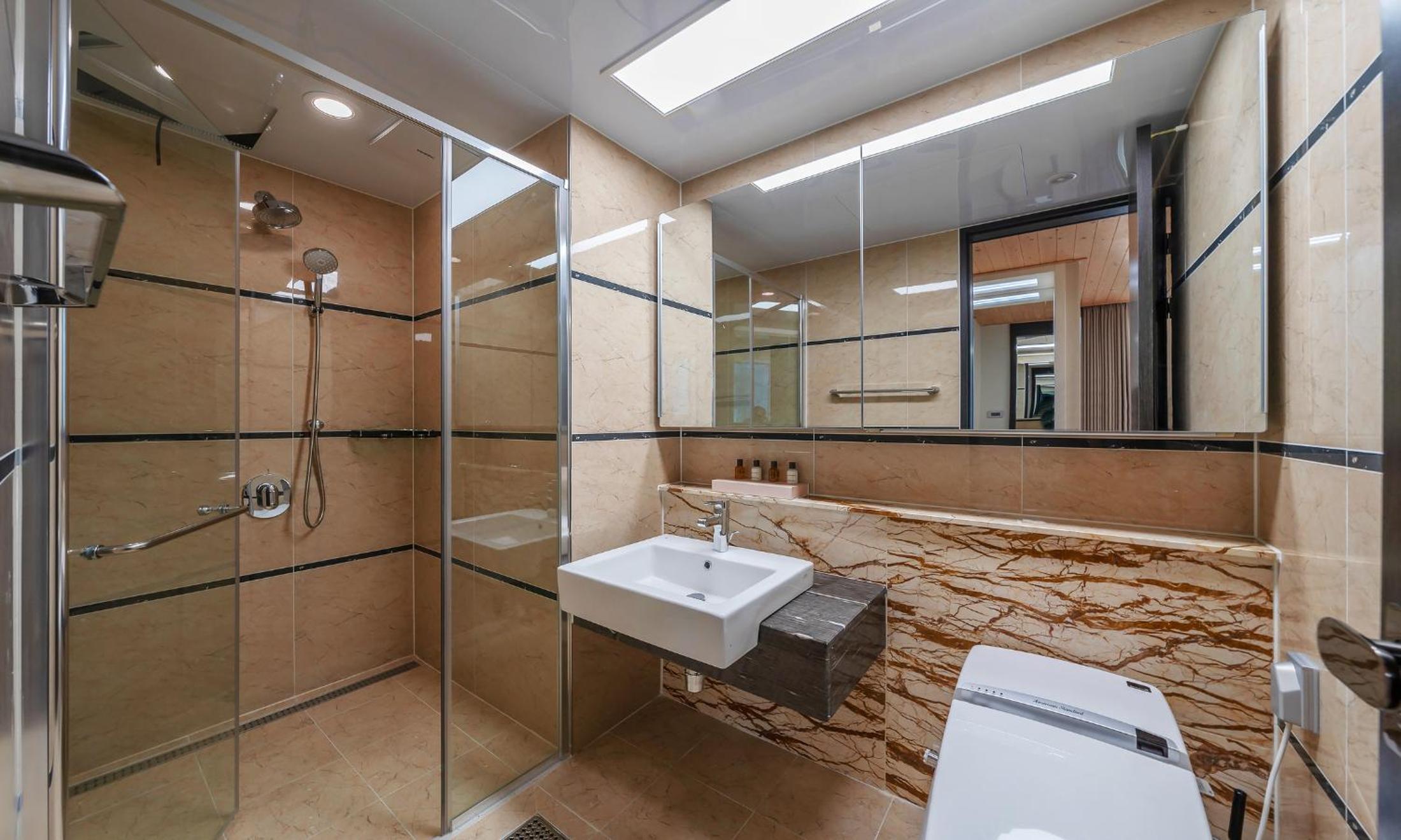 Executive Suite - Photo 7