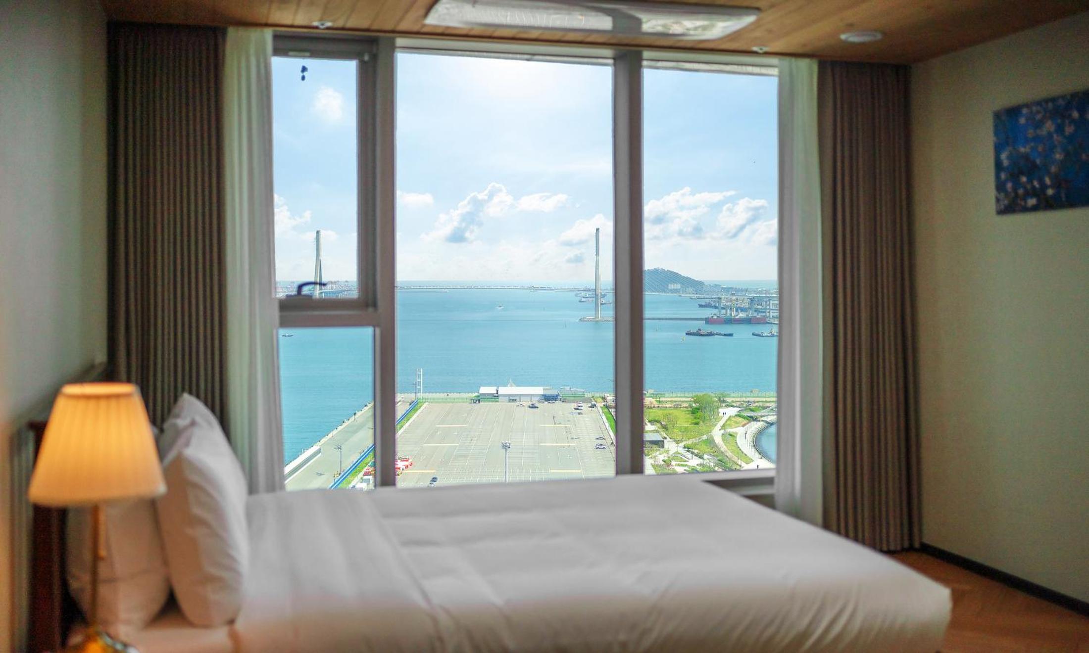 Executive Suite - Photo 11