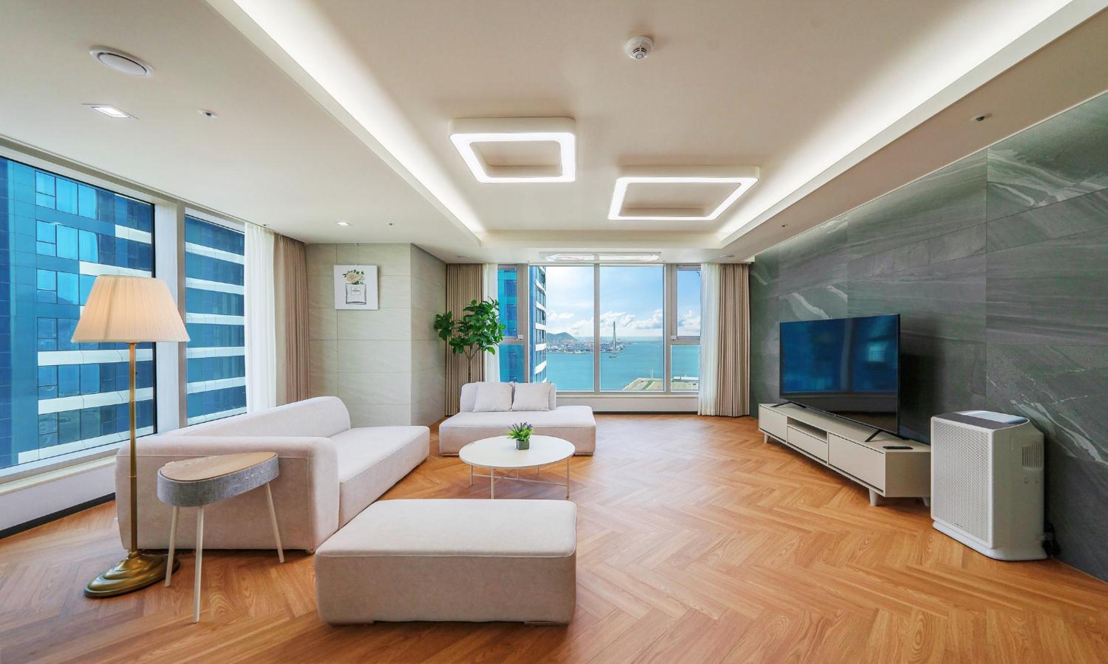 Executive Suite - Photo 5