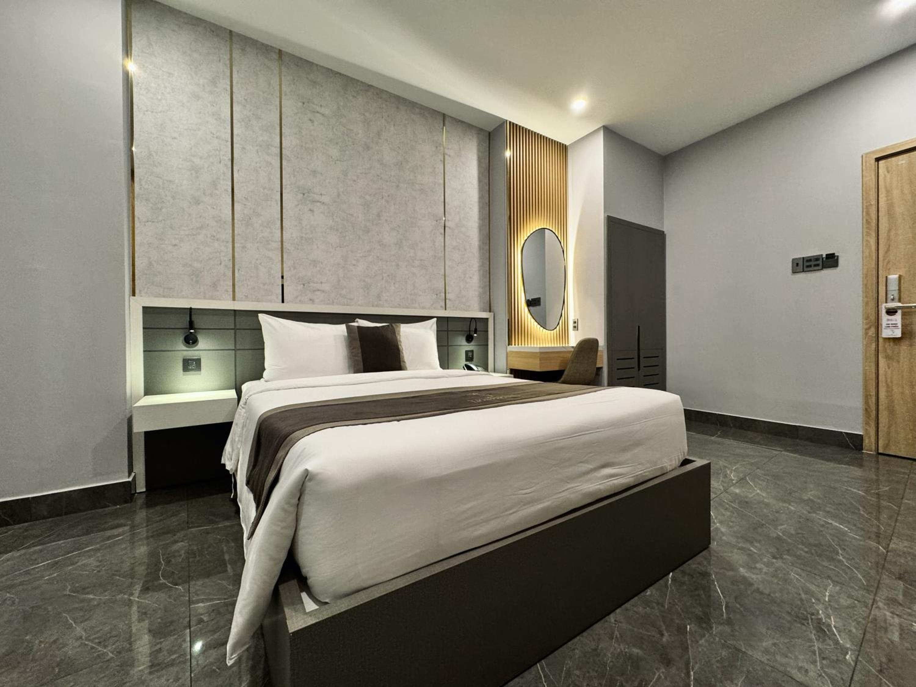 Standard Queen Room