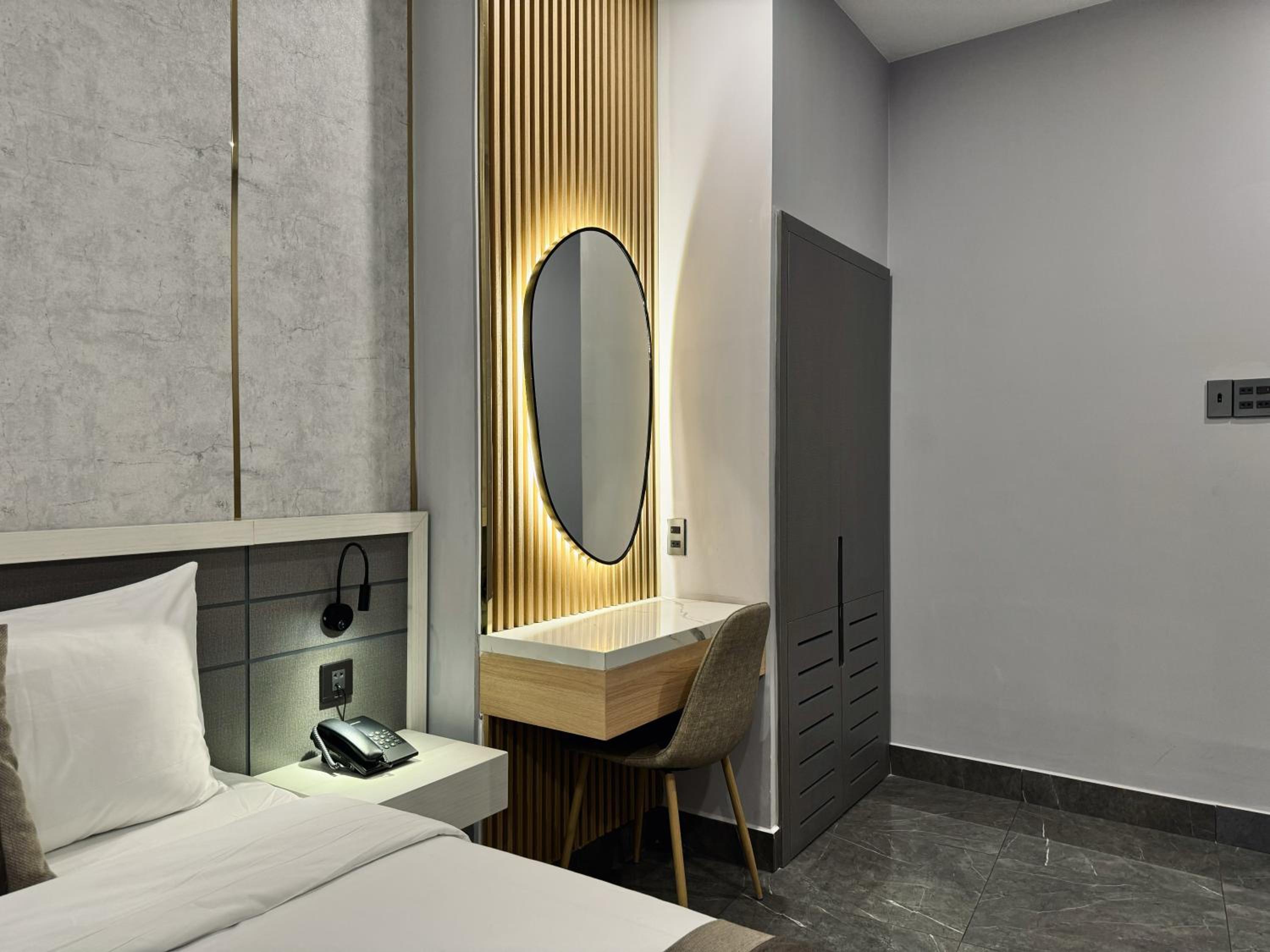 Standard Queen Room photo 2