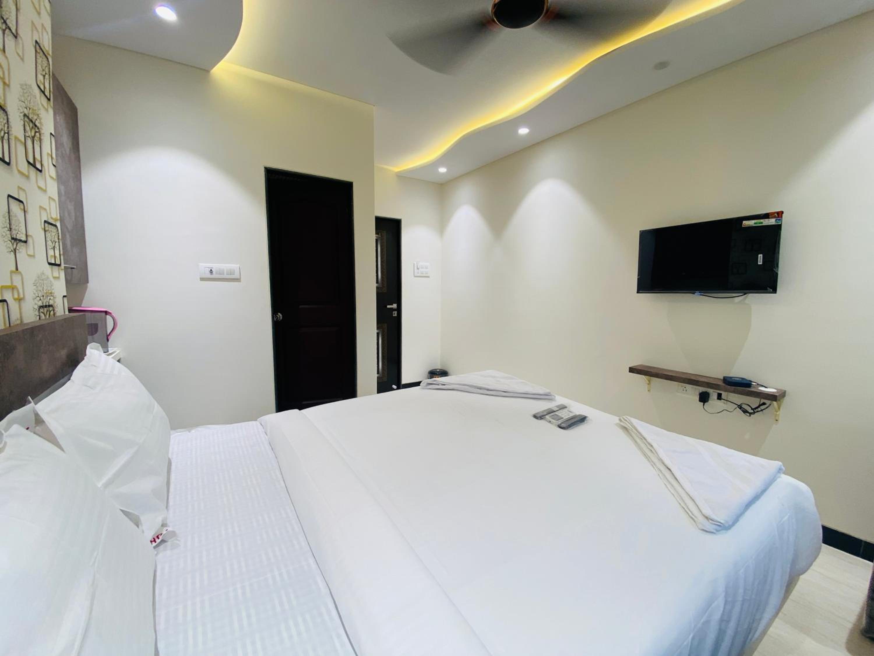 Deluxe Double Room - Photo 9