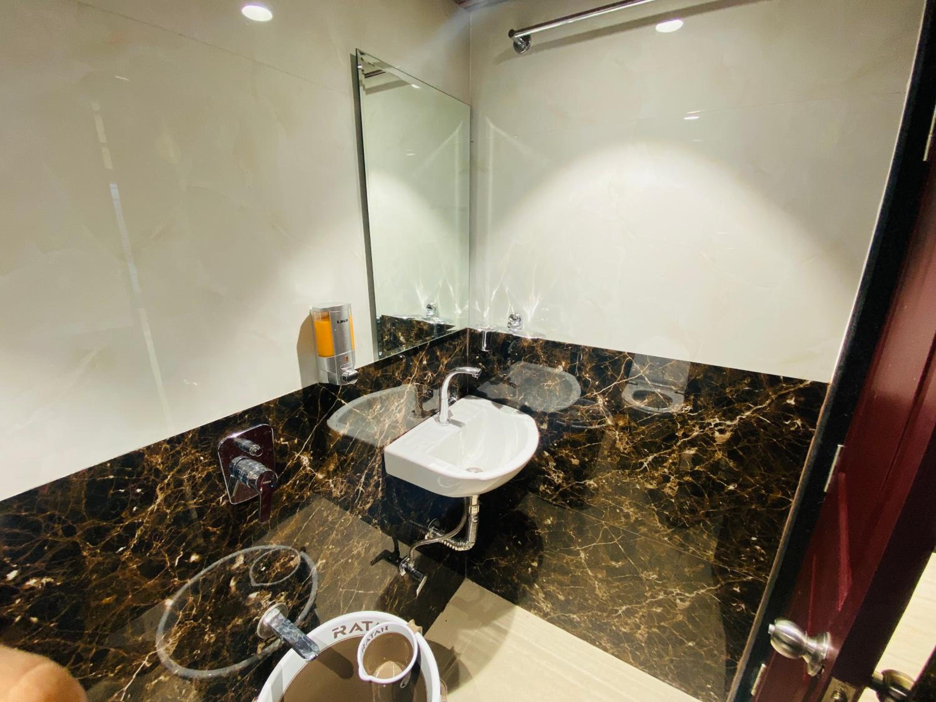 Deluxe Double Room - Photo 10