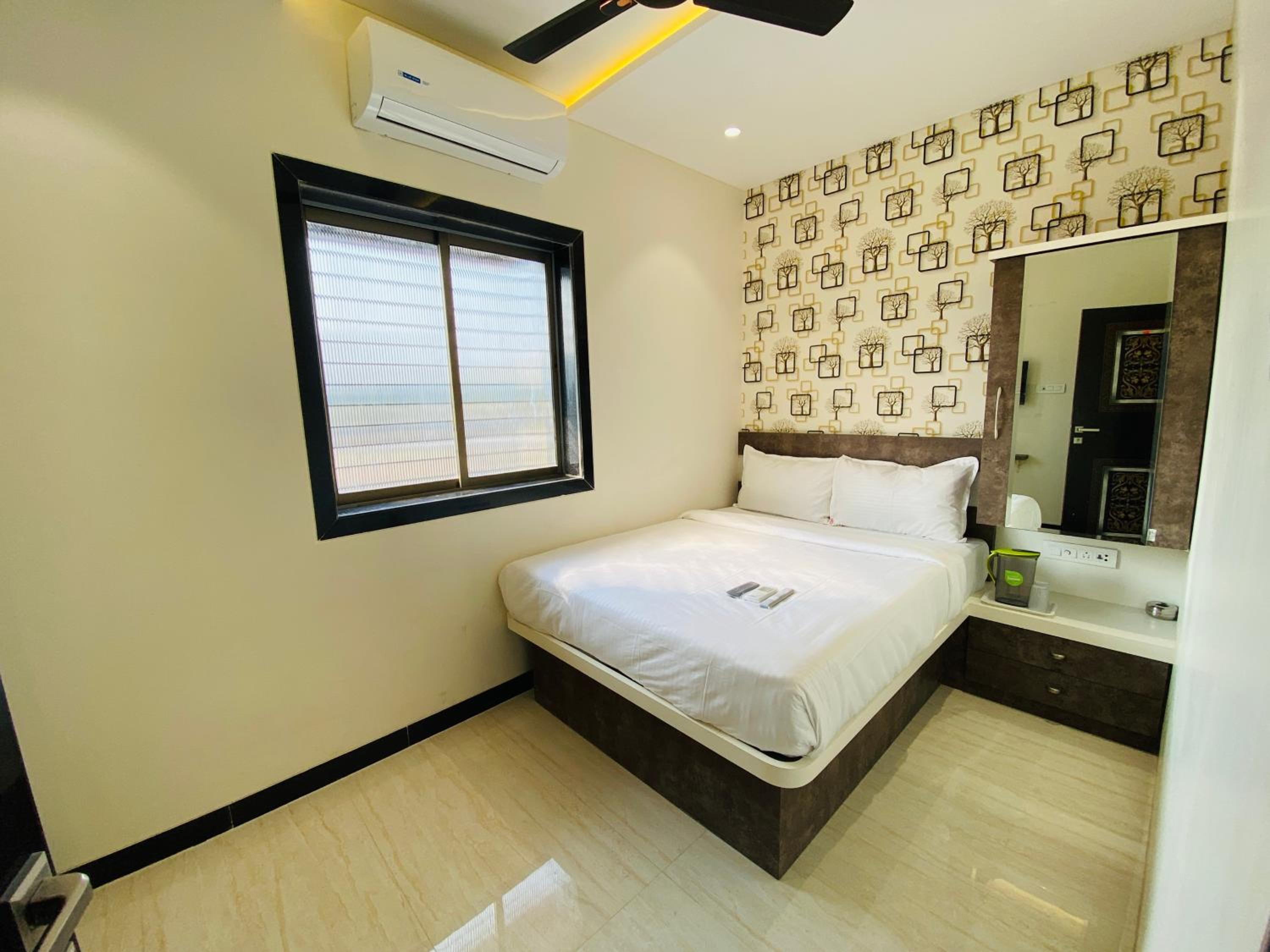 Deluxe Double Room - Photo 11