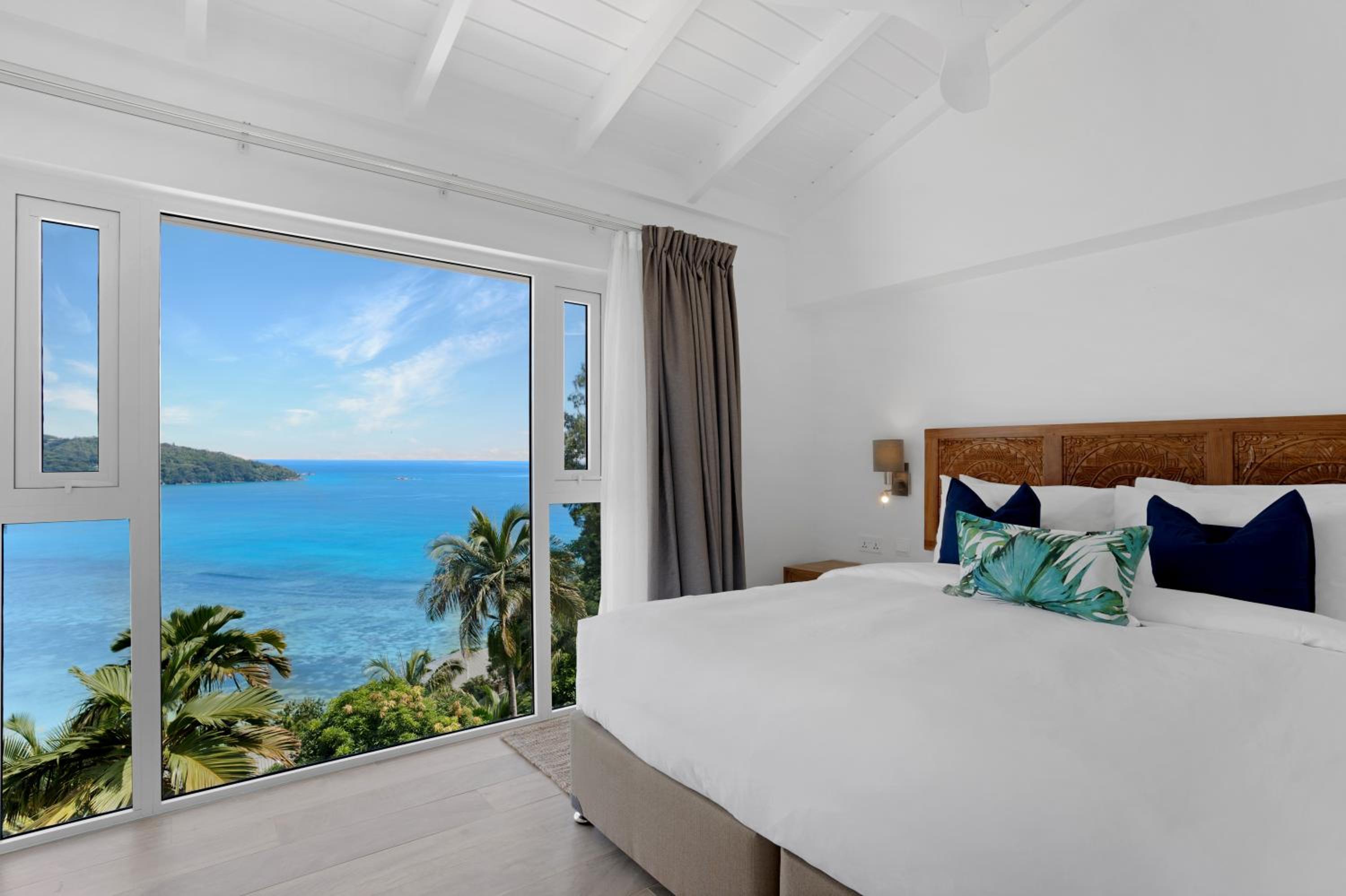 Deluxe One-Bedroom Apartment with Ocean View photo 2