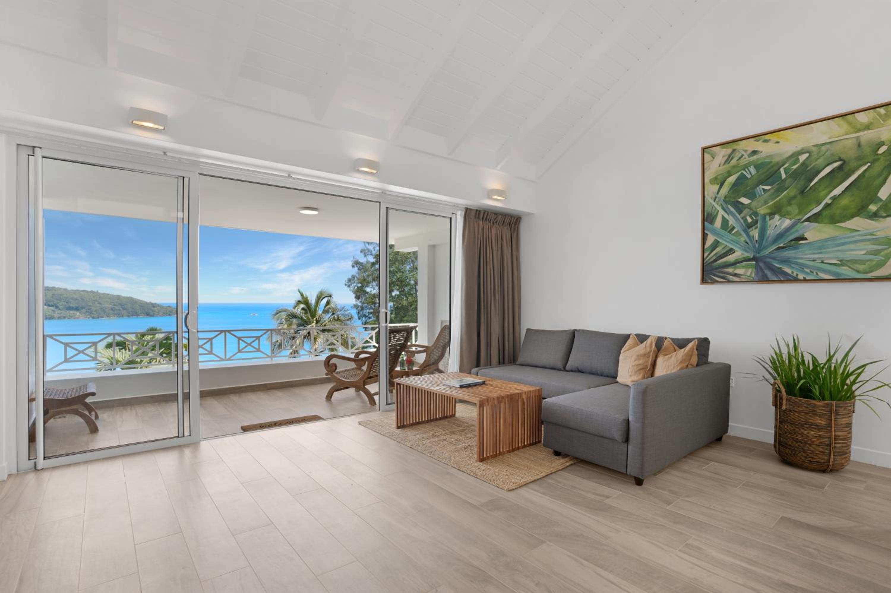 Deluxe One-Bedroom Apartment with Ocean View photo 3