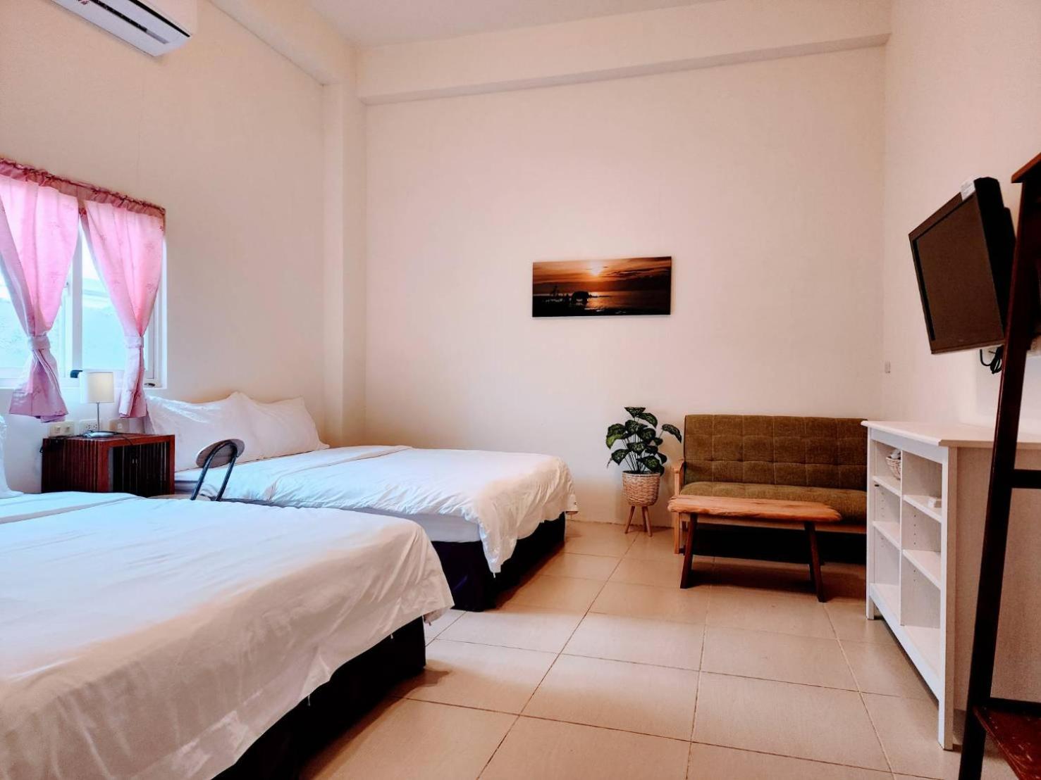 Quadruple Room with Private Bathroom photo 2