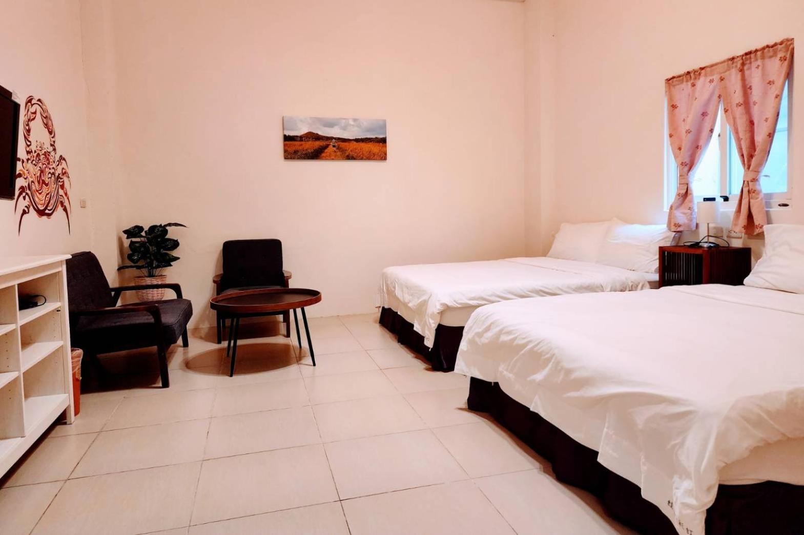 Quadruple Room with Private Bathroom photo 3