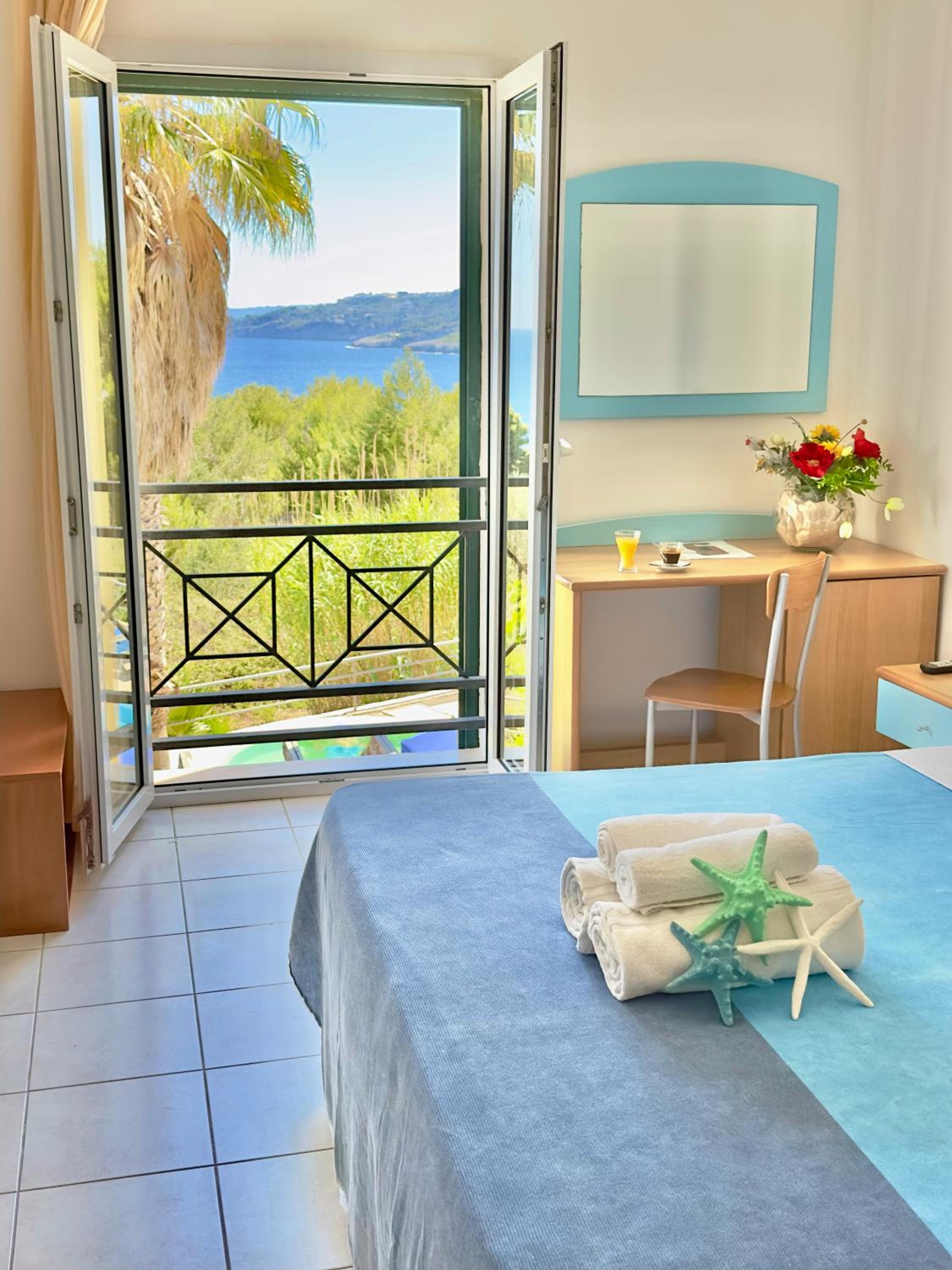 Double Room with Sea View - Photo 2