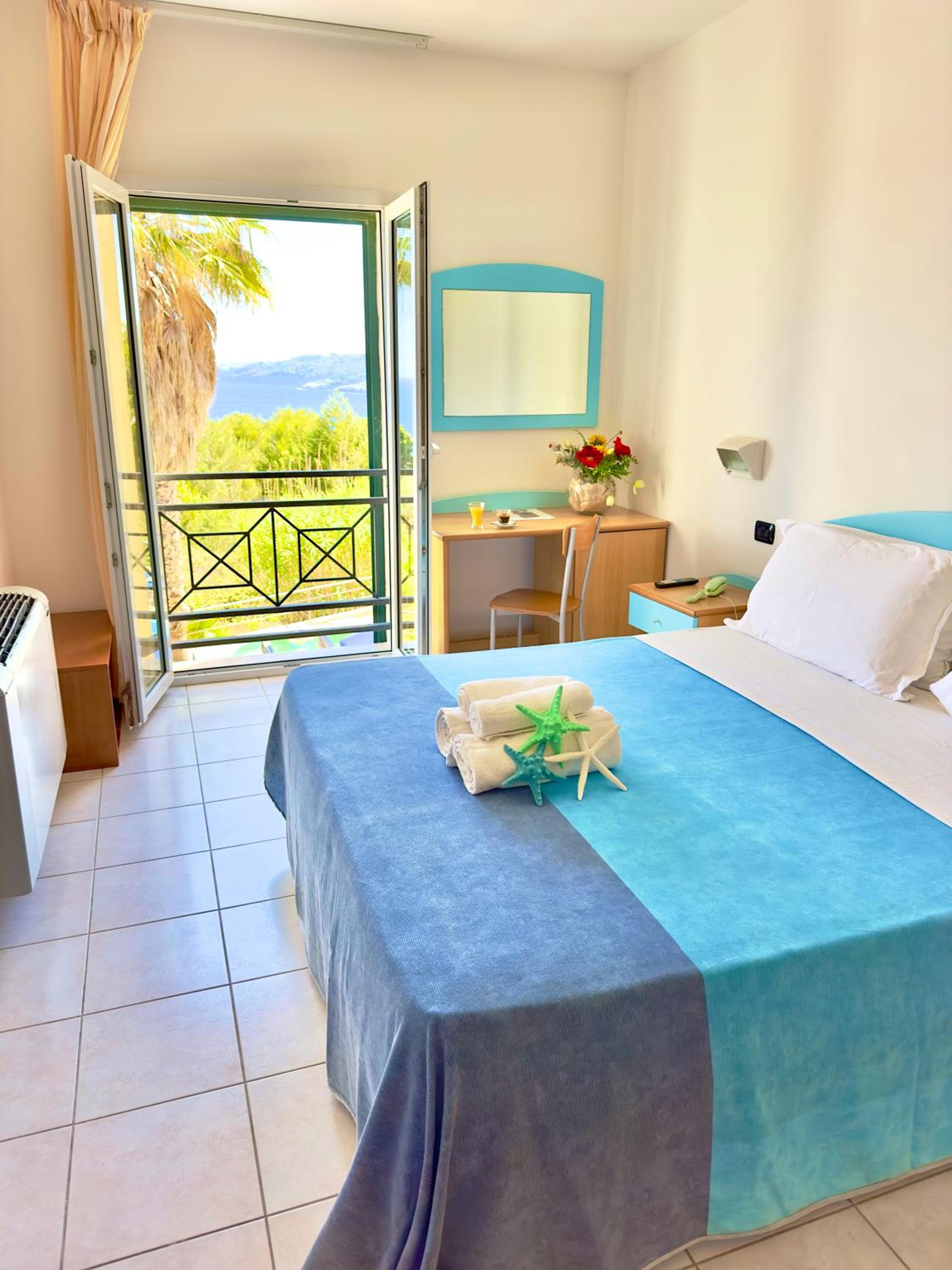 Double Room with Sea View - Photo 1