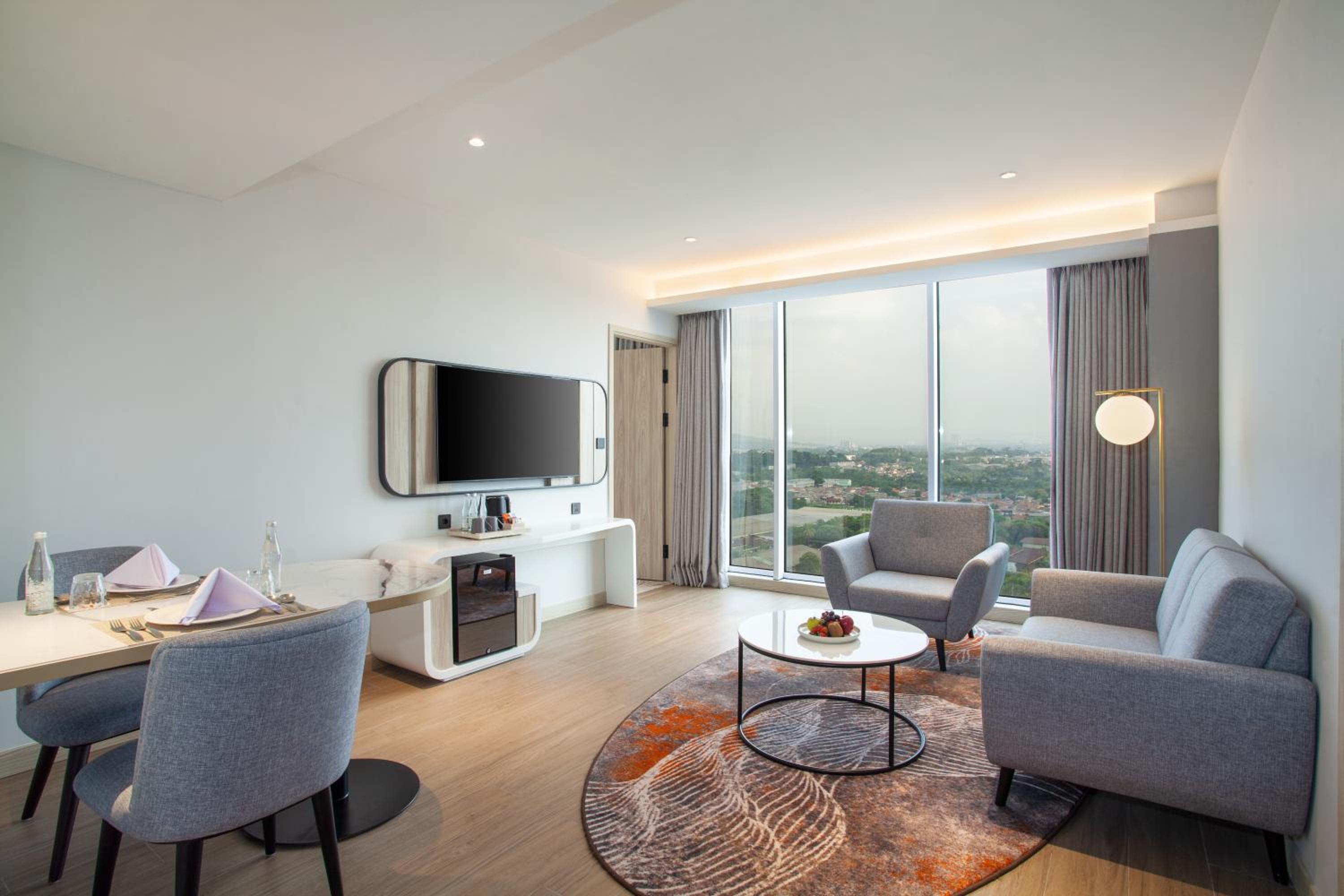 Suite - Photo 1