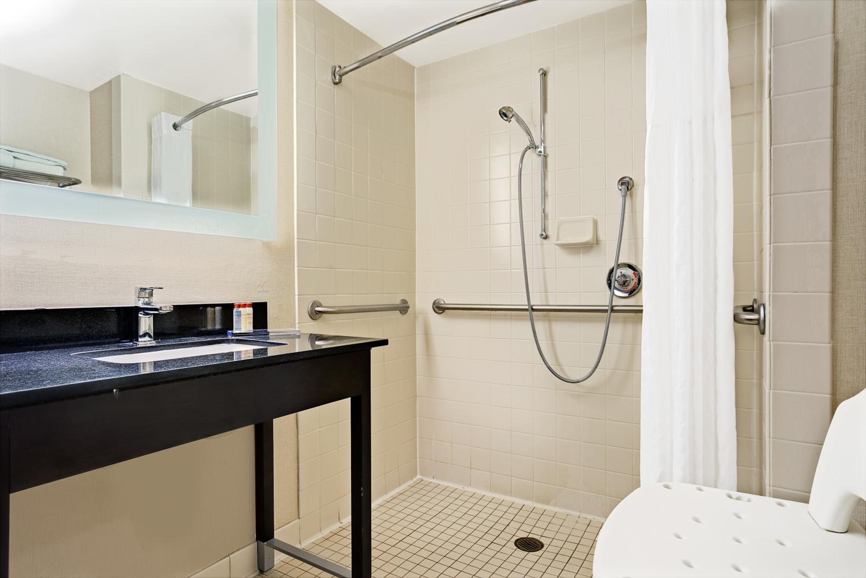 King Room - Disability Access/Non-Smoking - Photo 4
