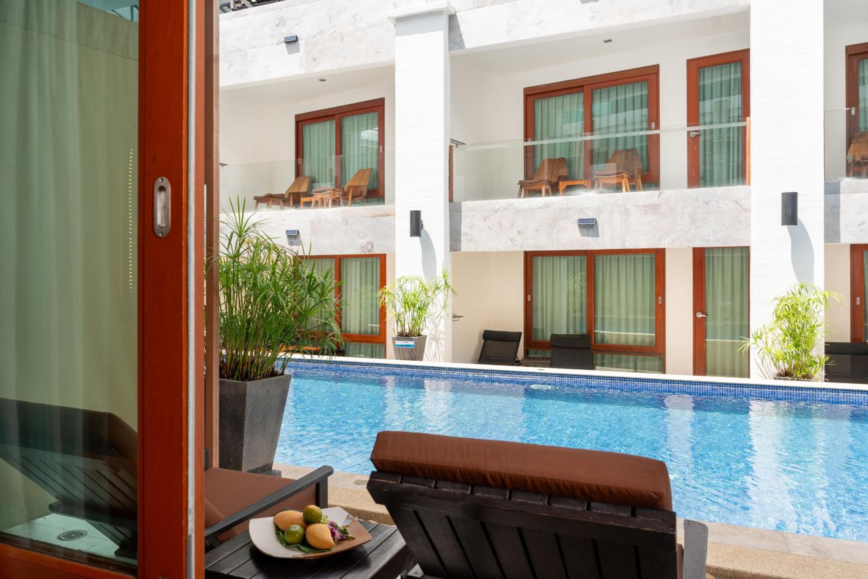 Deluxe Double Room Pool Access with Daily Complimentary Mini-bar - Photo 8