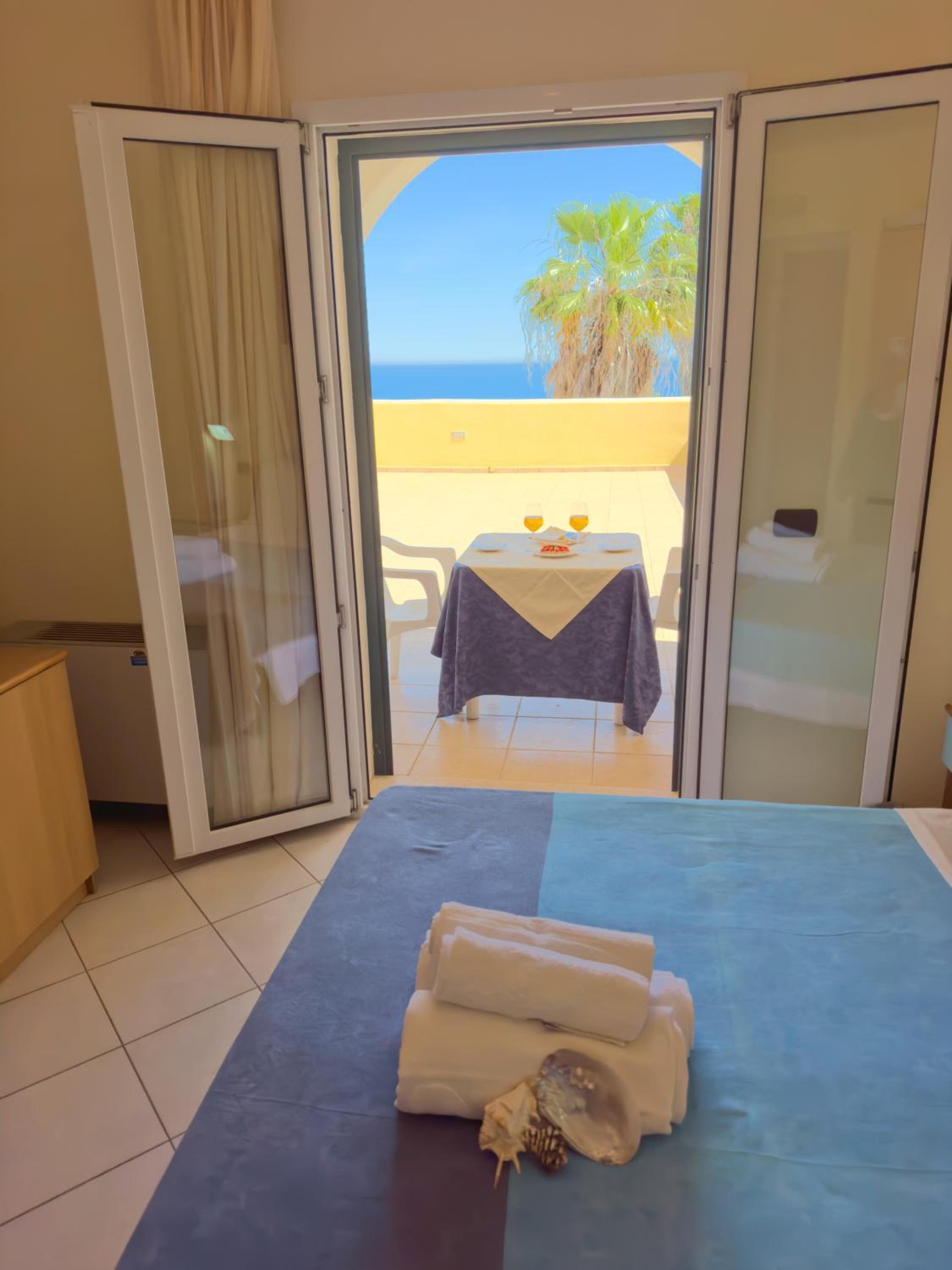 Double Room with Terrace and Sea Views - Photo 4