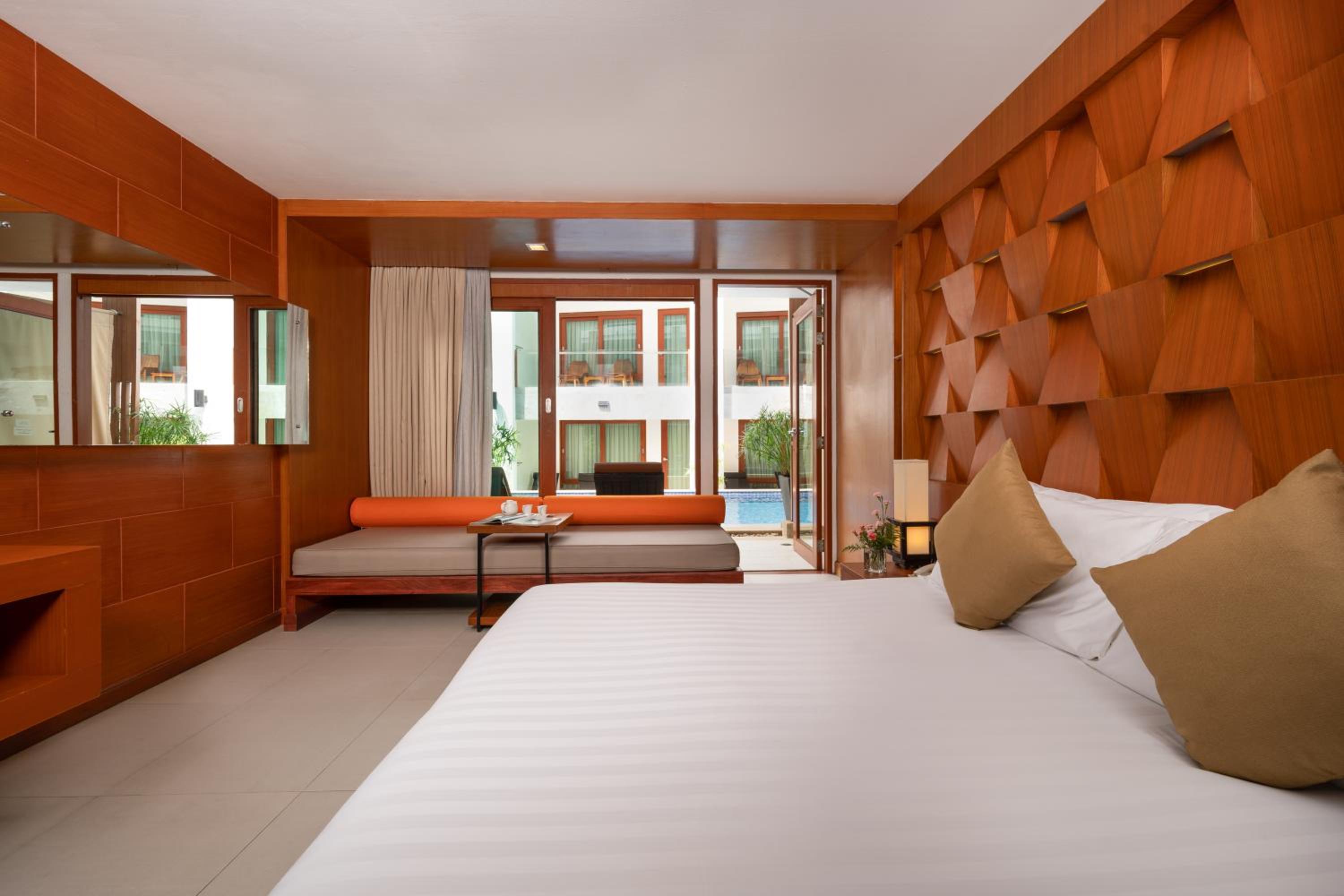 Deluxe Double Room Pool Access with Daily Complimentary Mini-bar - Photo 9