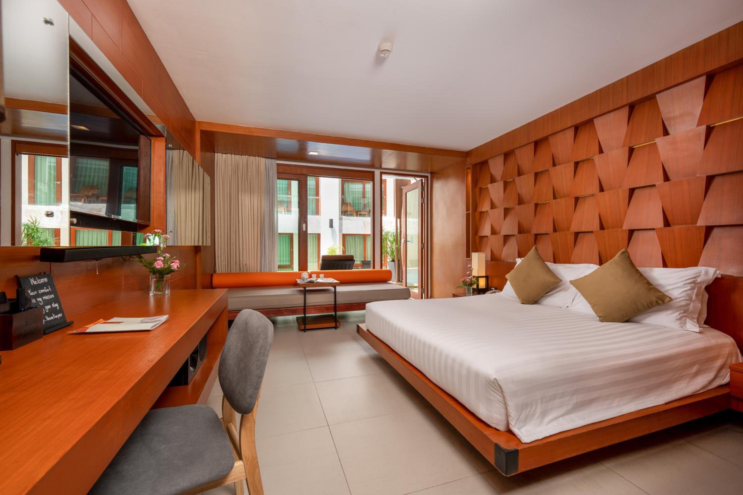 Deluxe Double Room Pool Access with Daily Complimentary Mini-bar - Photo 11