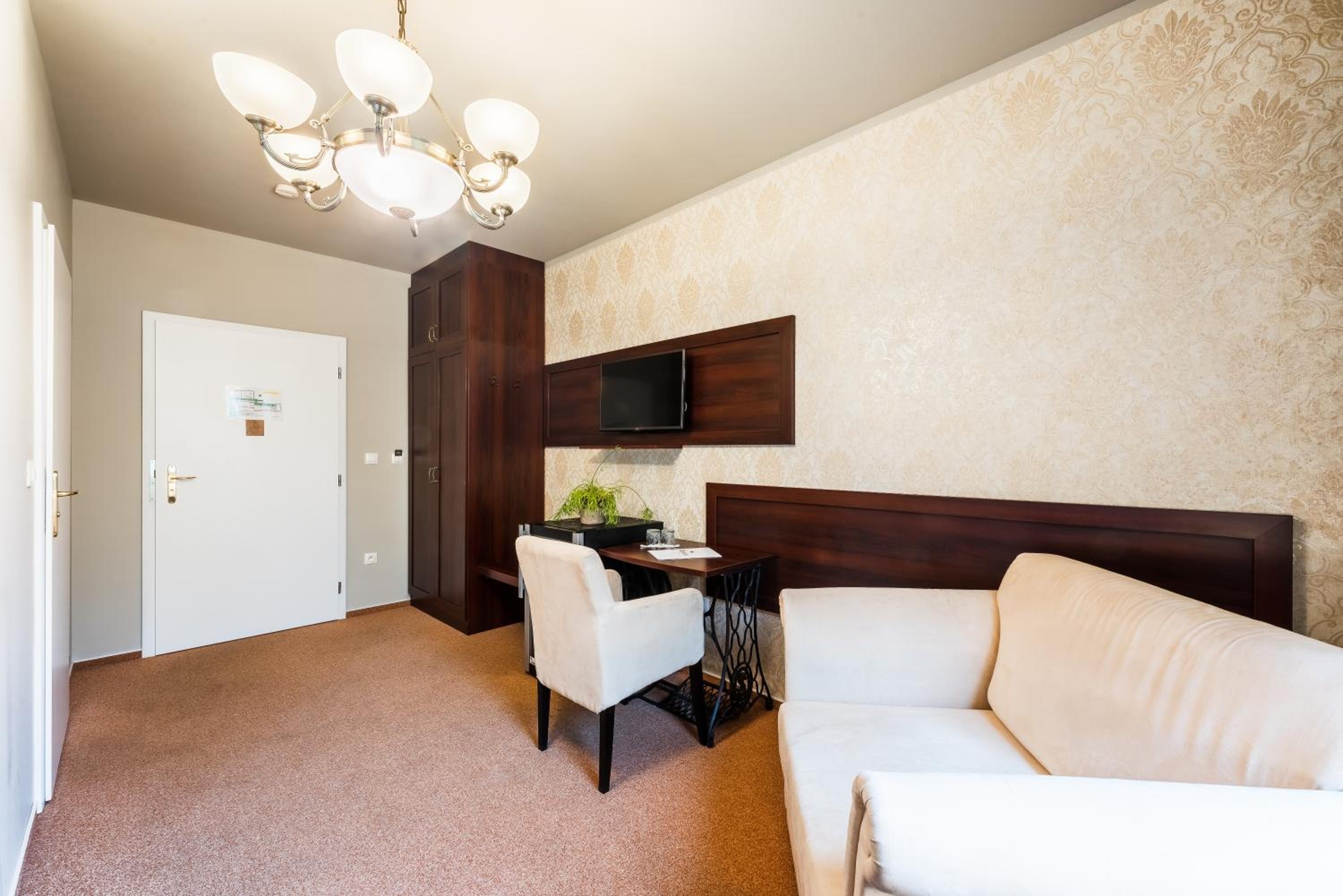 King Room with Roll-In Shower - Disability Access photo 2