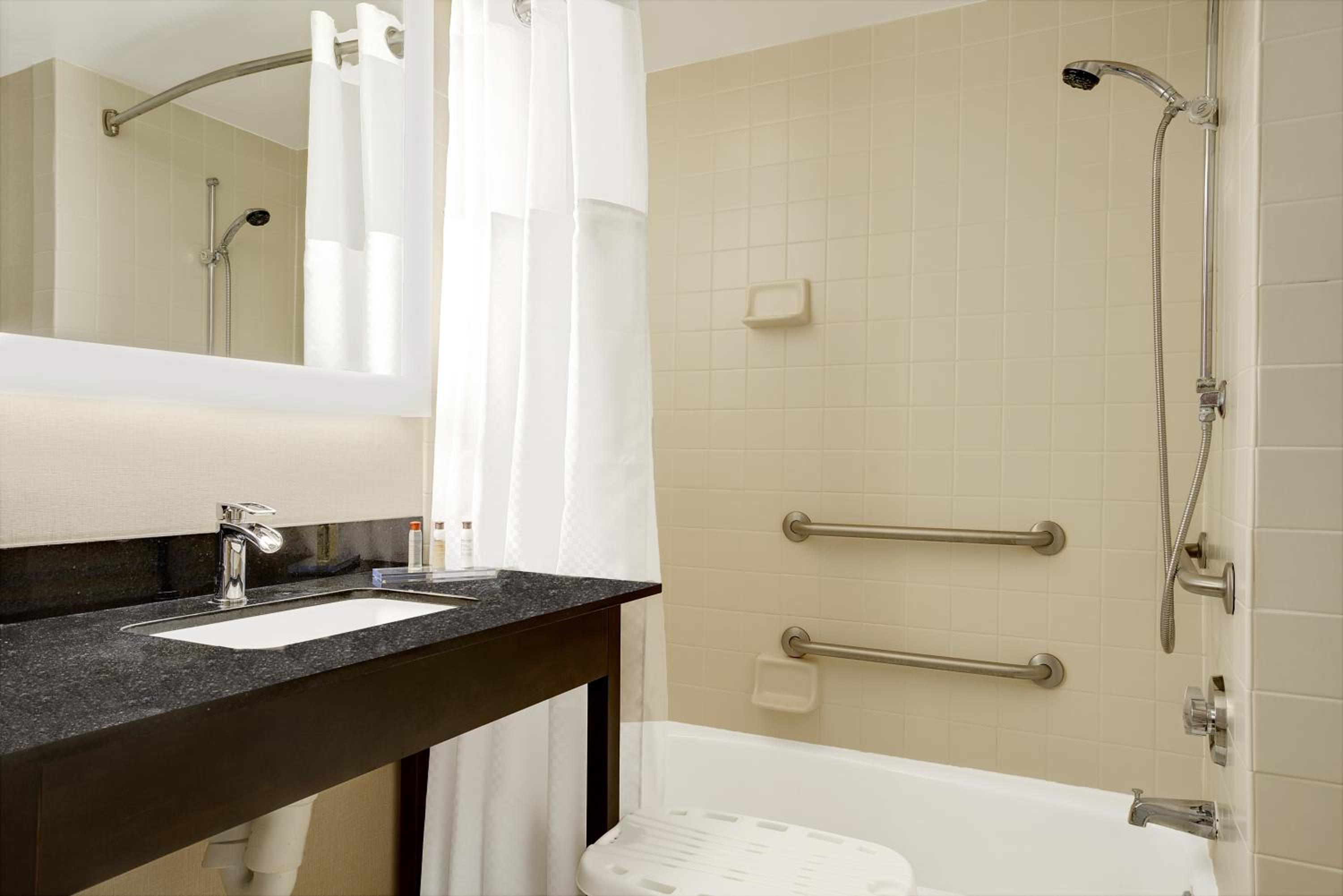 Queen Room with Two Queen Beds and Bath Tub - Mobility Accessible/Non-Smoking - Photo 4