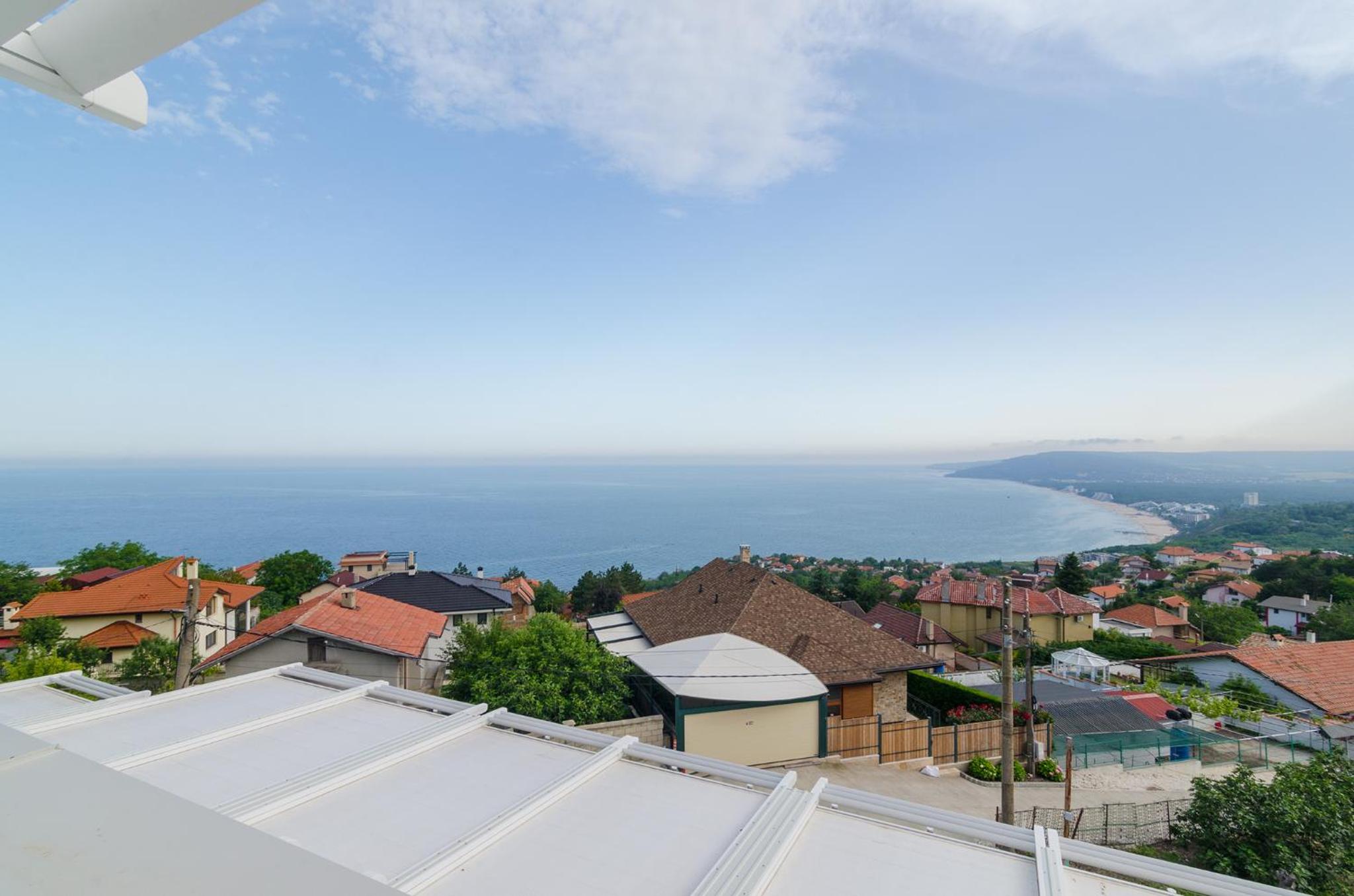 Three-Bedroom Apartment with Sea View photo 2