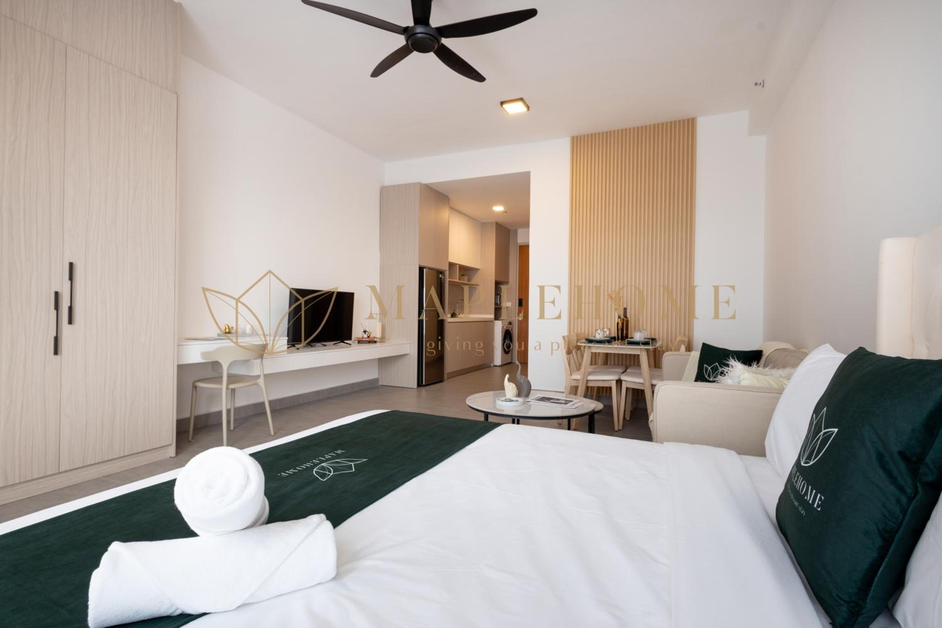Deluxe Queen Suite - Photo 16