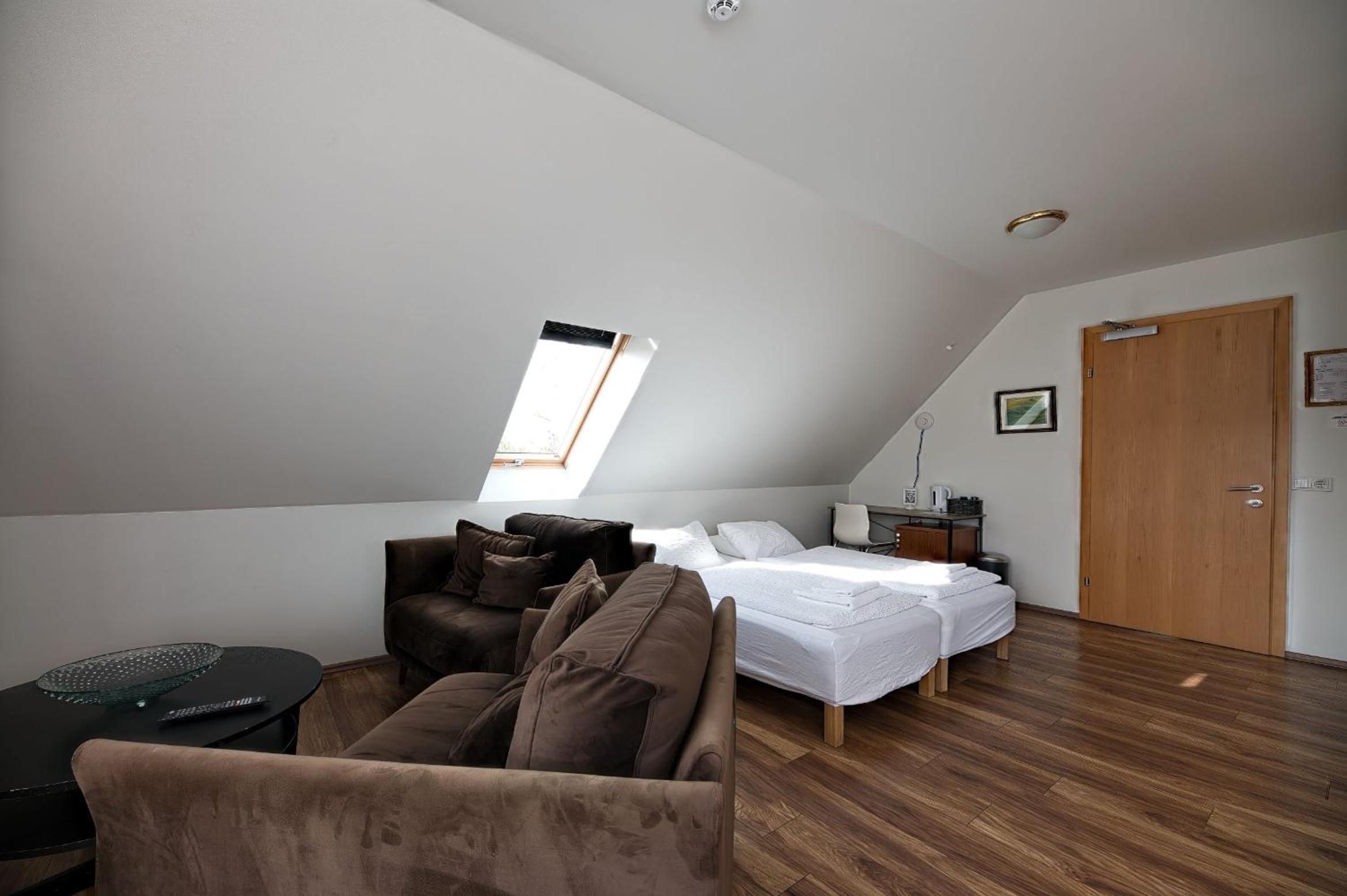 Family Room (2 Adults + 2 Children) - Photo 10