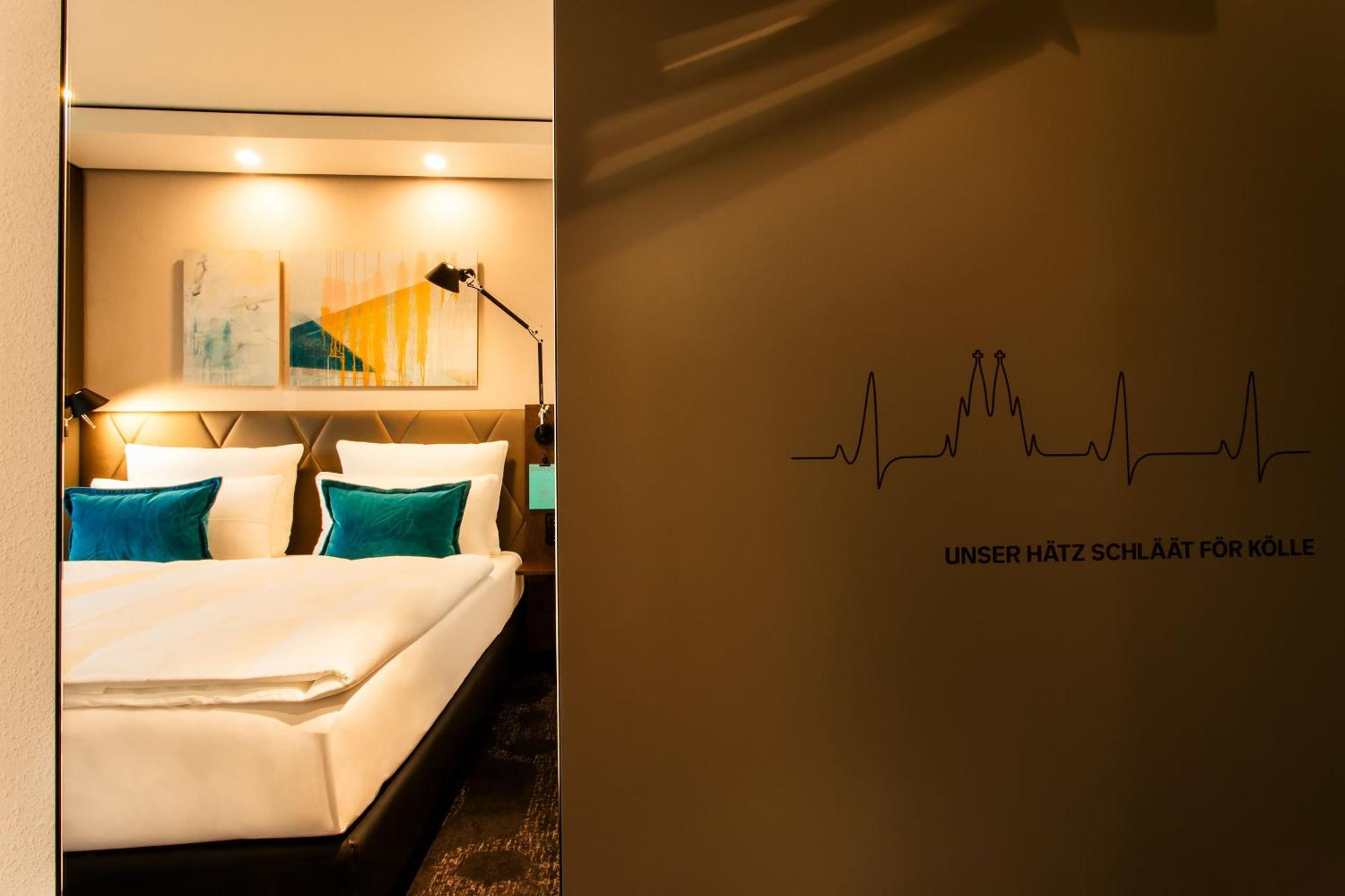 Queen Room photo 2