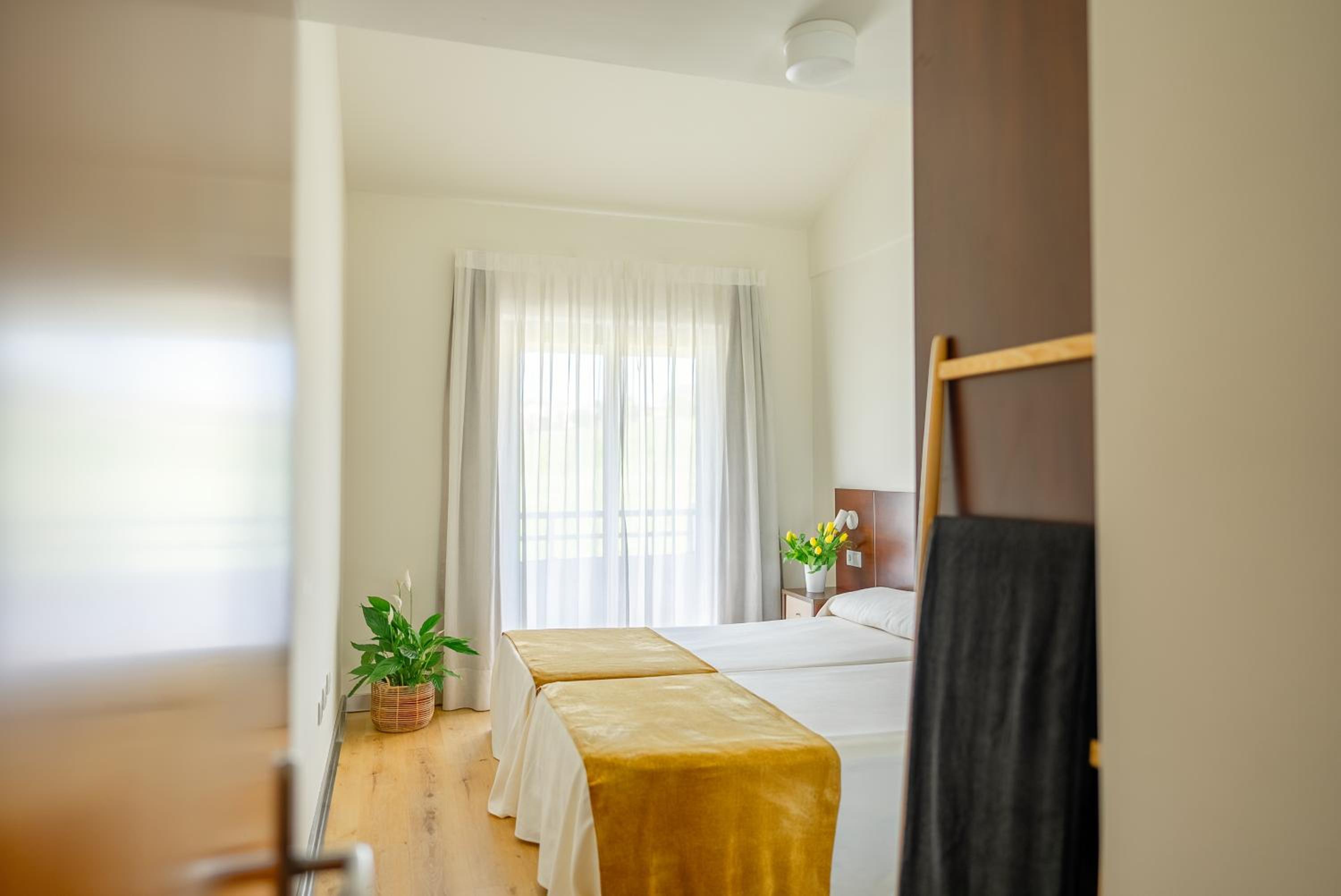 Apartamento de Dos Dormitorios con Vista a la Piscina