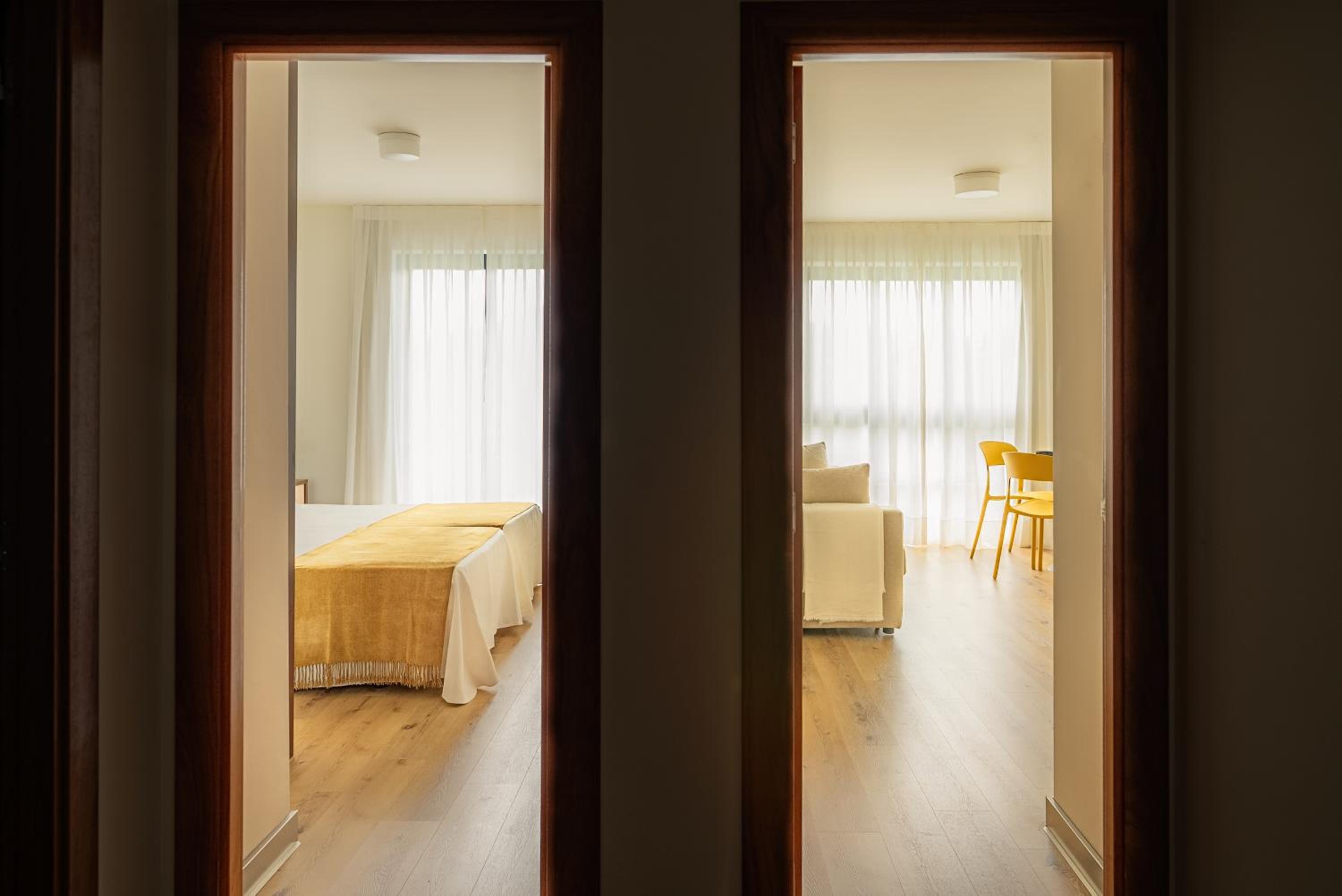 Apartamento de Tres Dormitorios con Vista a la Piscina