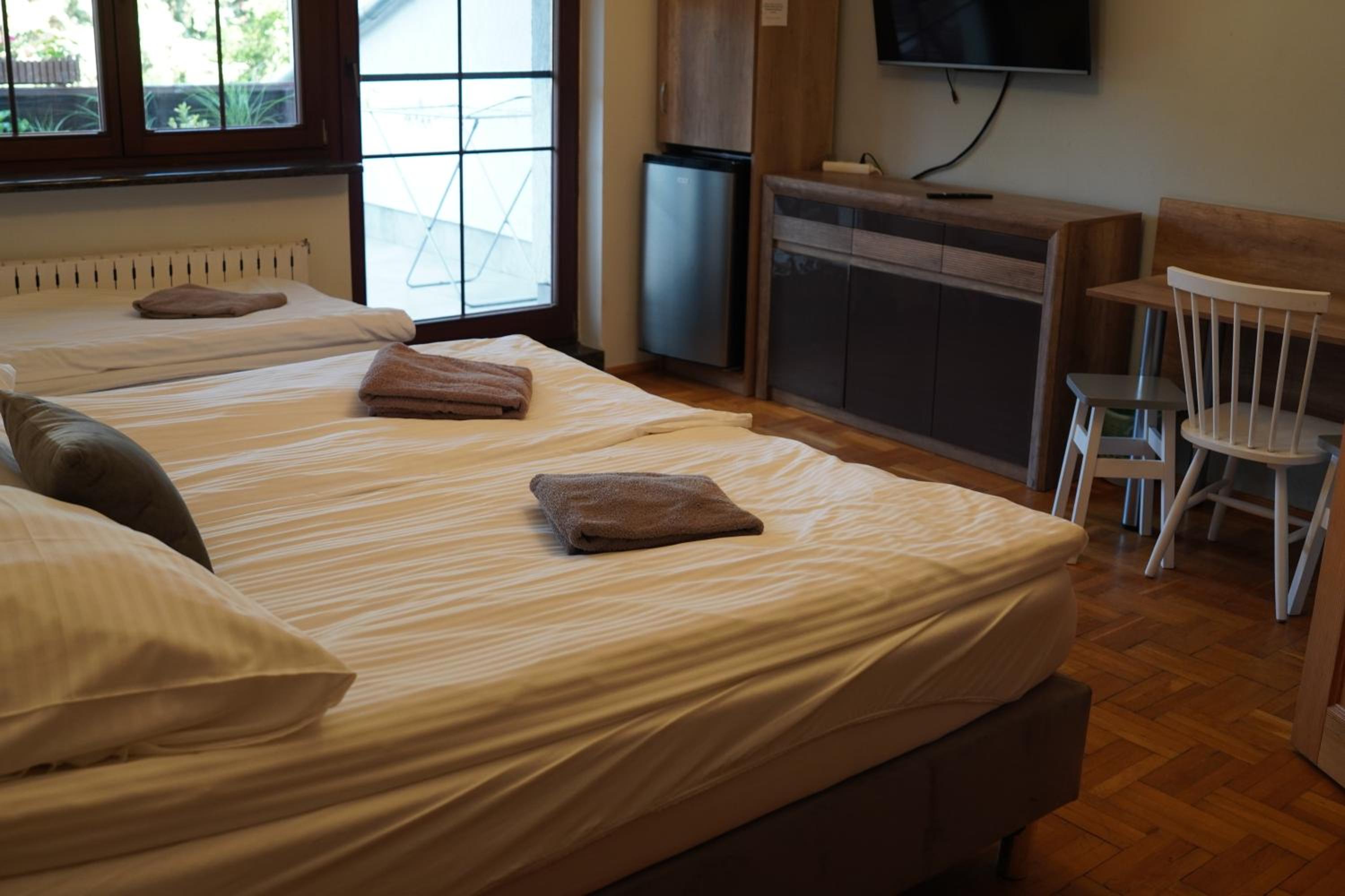 Comfort Triple Room with Shower - Photo 4
